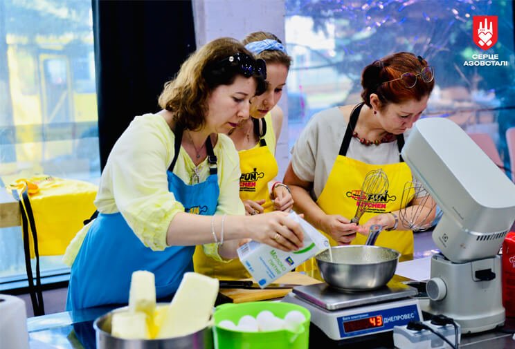 Новини Тернополя - фото з До Дня незалежності оборонці Маріуполя разом з родинами спекли велетенський торт у формі мапи України