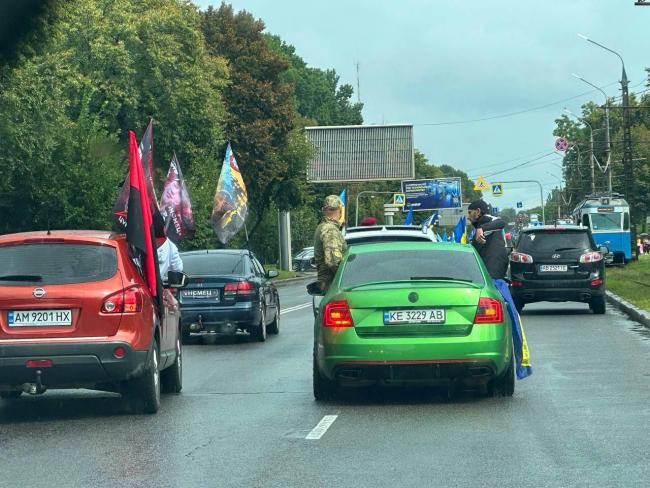 Новини Вінниці - фото з Вінниця встановила рекорд: колона з понад 400 машин проїхала містом на честь військових