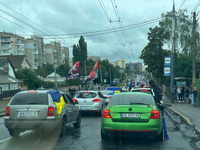 Новини Вінниці - фото з Вінниця встановила рекорд: колона з понад 400 машин проїхала містом на честь військових