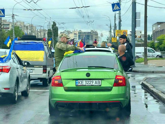 Новини Вінниці - фото з Вінниця встановила рекорд: колона з понад 400 машин проїхала містом на честь військових