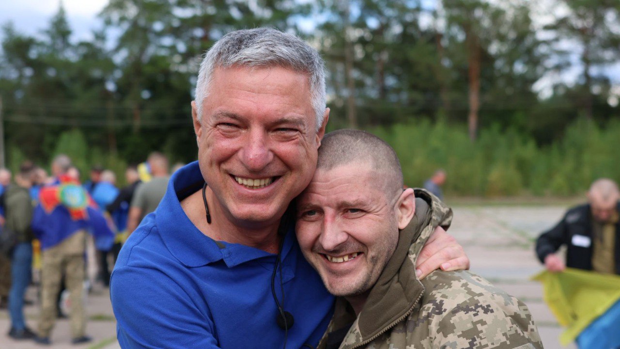 Новини Хмельницького - фото з Відбувся обмін полоненими: в Україну повернулися військові та цивільні (ФОТО, ВІДЕО)