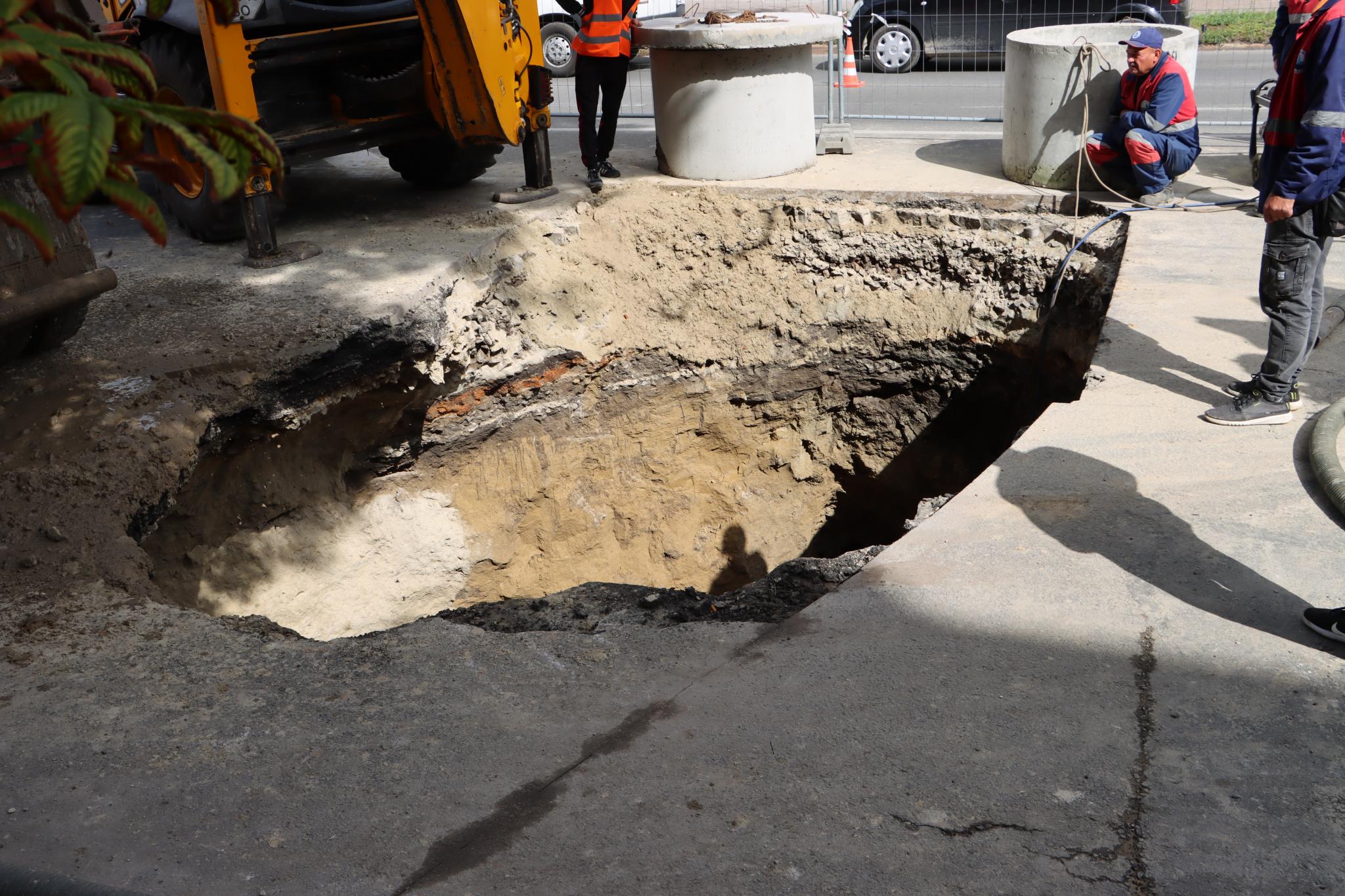 Новини Тернополя - фото з На Руській ускладнений рух: працівники водоканалу ліквідують провалля