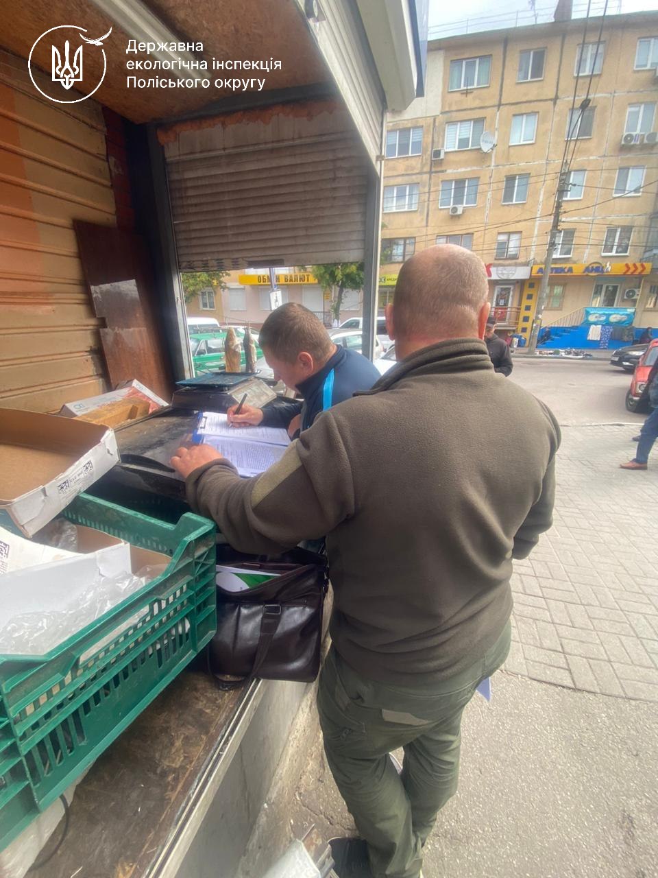 Новини Житомира - фото з На Житньому ринку у Житомирі з порушеннями реалізували рибу