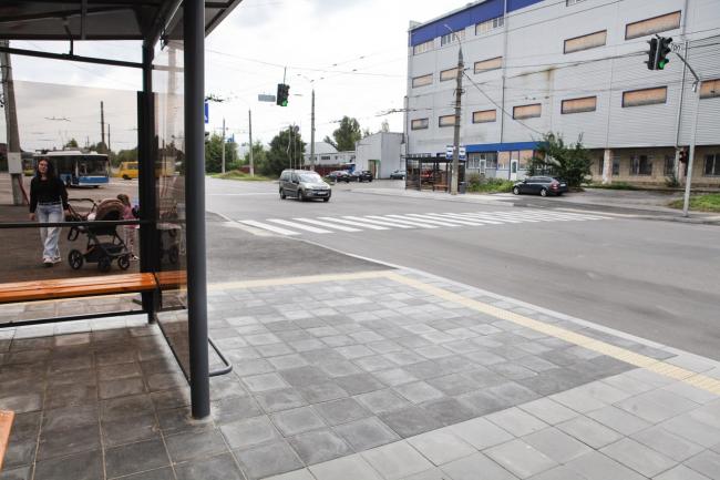 Новини Вінниці - фото з На Зулінського облаштували безбар’єрні зупинки з тактильною плиткою та кассельськими бордюрами