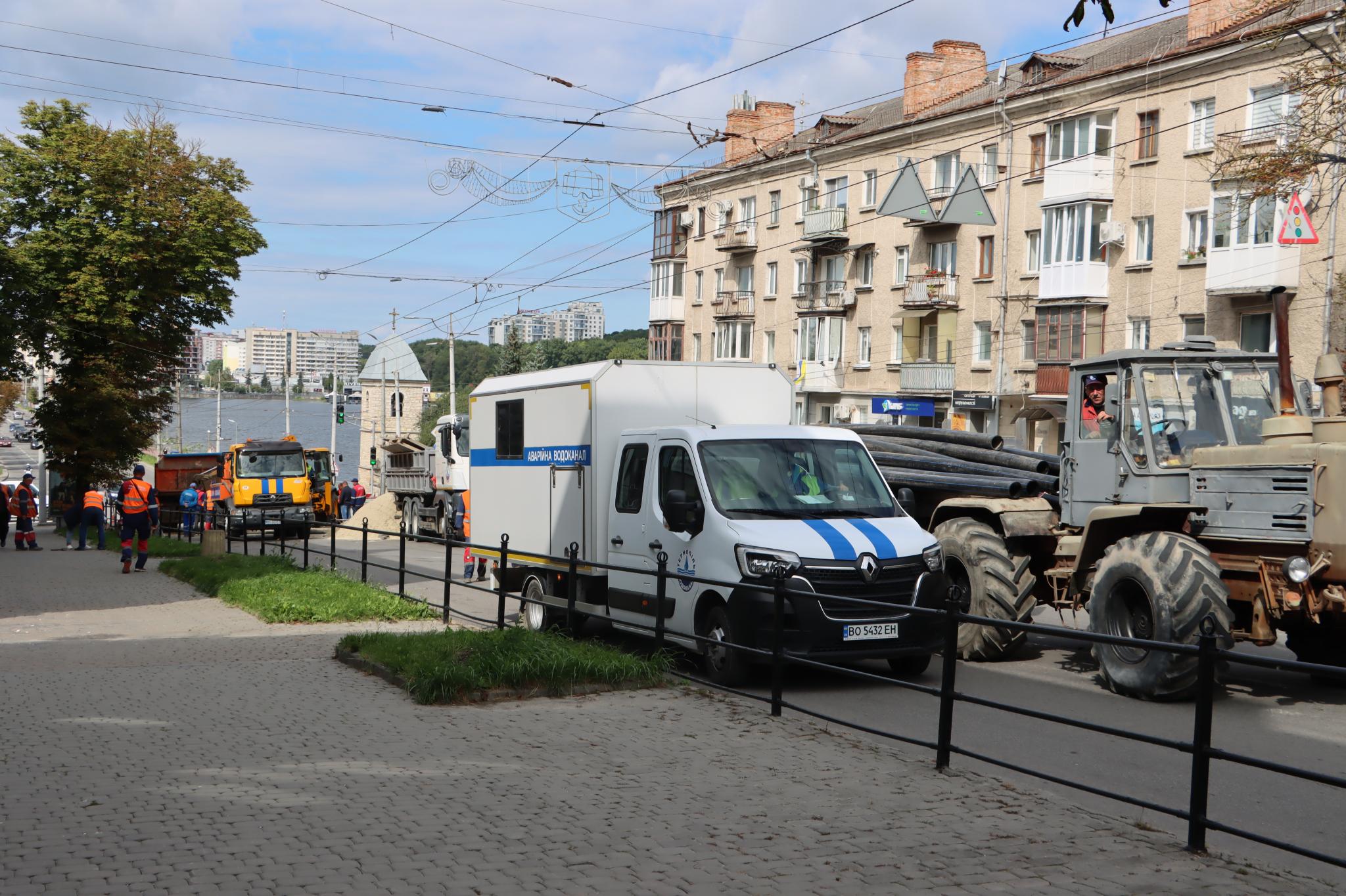 Новини Тернополя - фото з На Руській ускладнений рух: працівники водоканалу ліквідують провалля