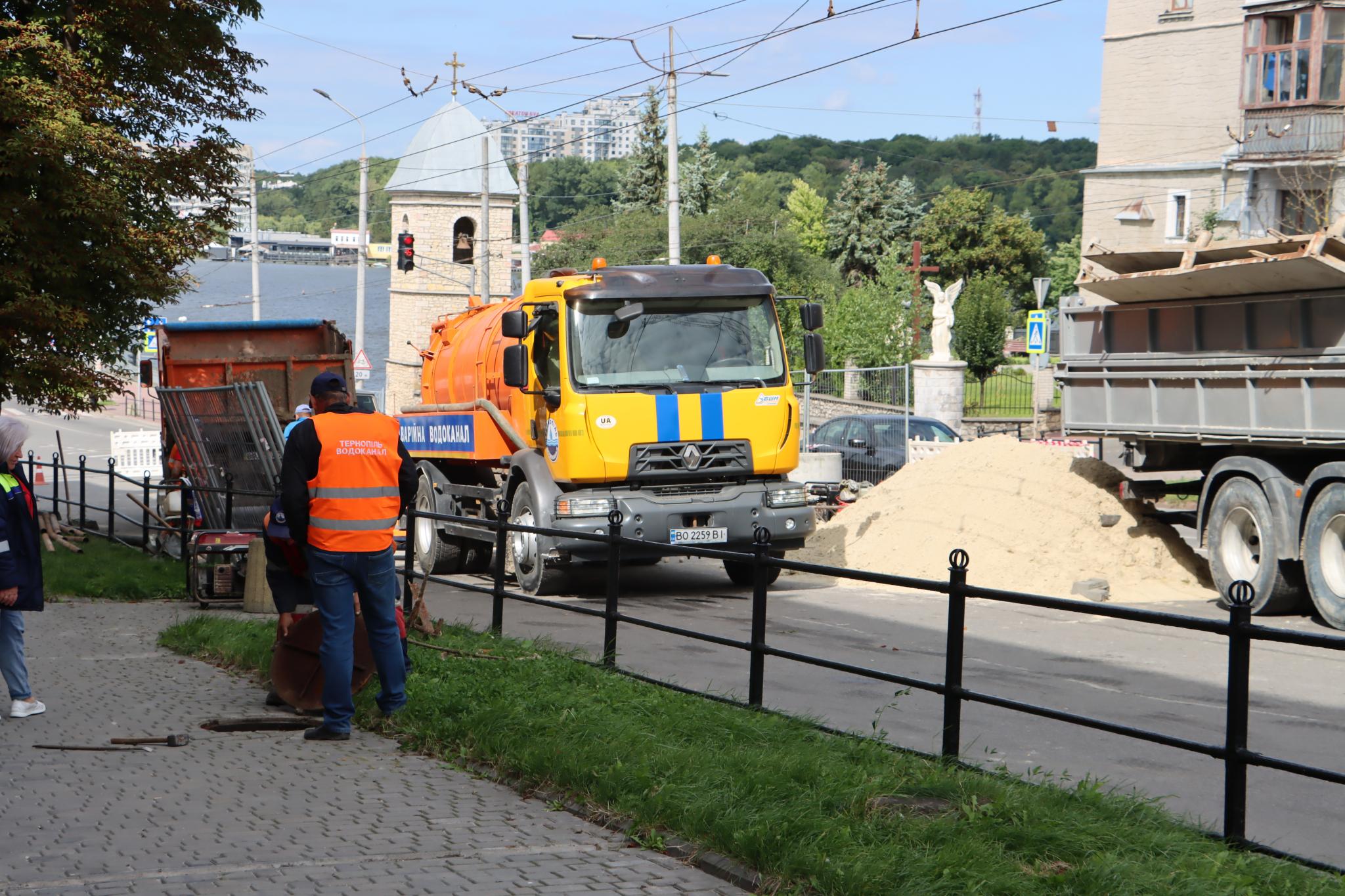 Новини Тернополя - фото з На Руській ускладнений рух: працівники водоканалу ліквідують провалля