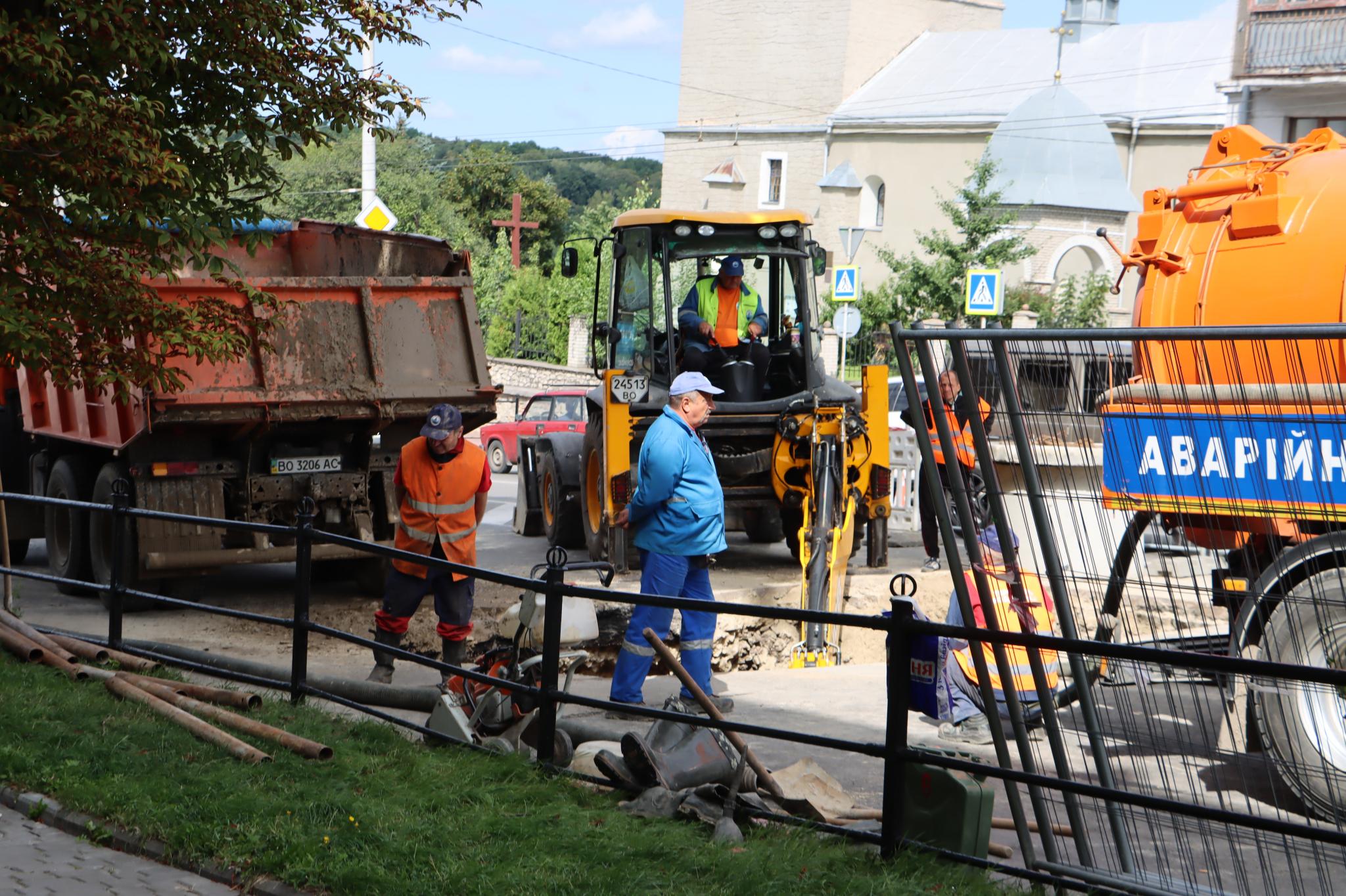 Новини Тернополя - фото з На Руській ускладнений рух: працівники водоканалу ліквідують провалля