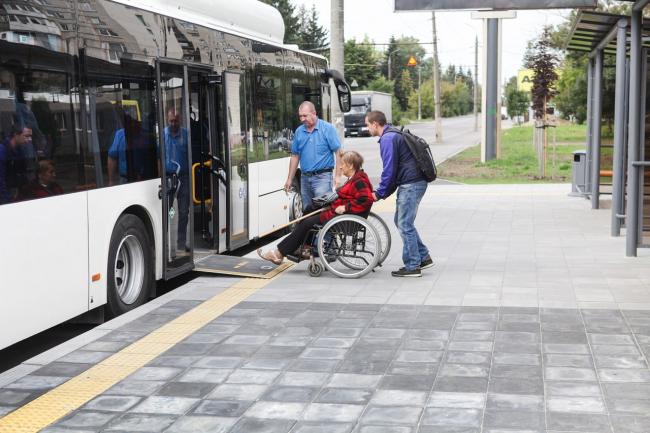 Новини Вінниці - фото з На Зулінського облаштували безбар’єрні зупинки з тактильною плиткою та кассельськими бордюрами