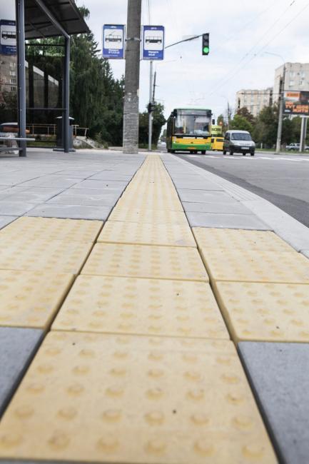 Новини Вінниці - фото з На Зулінського облаштували безбар’єрні зупинки з тактильною плиткою та кассельськими бордюрами