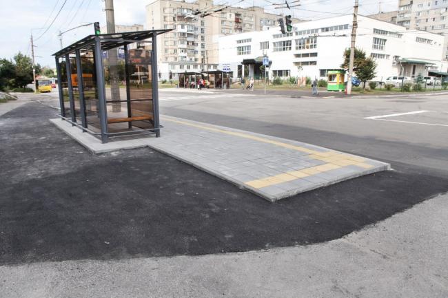 Новини Вінниці - фото з На Зулінського облаштували безбар’єрні зупинки з тактильною плиткою та кассельськими бордюрами