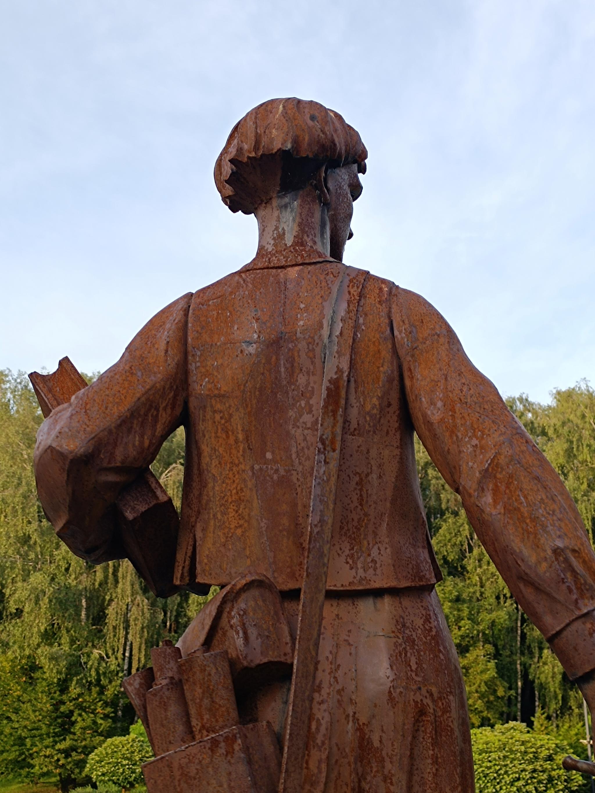 Новини Тернополя - фото з Скульптура «Джура» у парку Нацвідродження уже іржавіє та руйнується