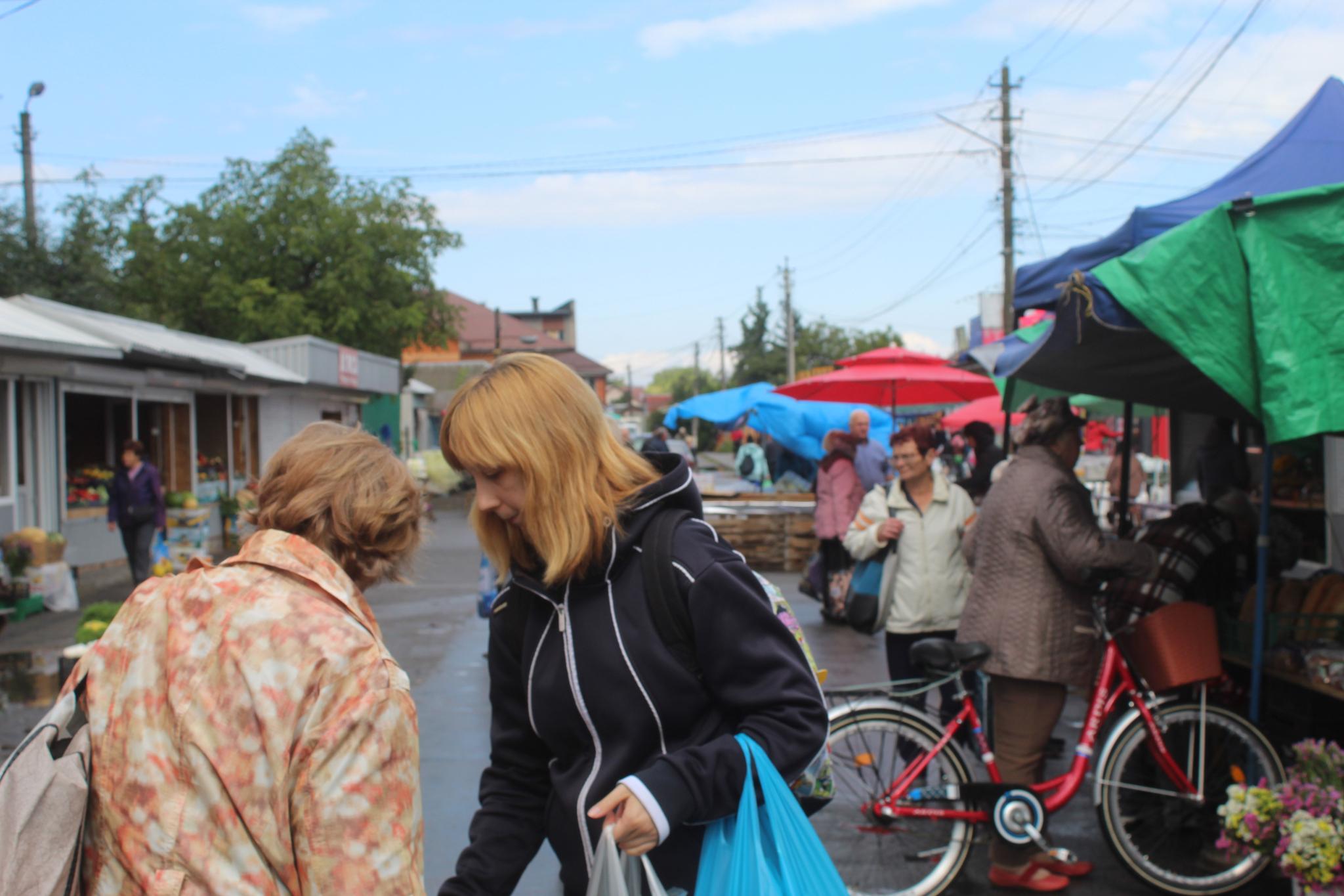 Новини Козятина - фото з Кінець місяця, в людей безгрошів’я та ще й дощ покупців розігнав