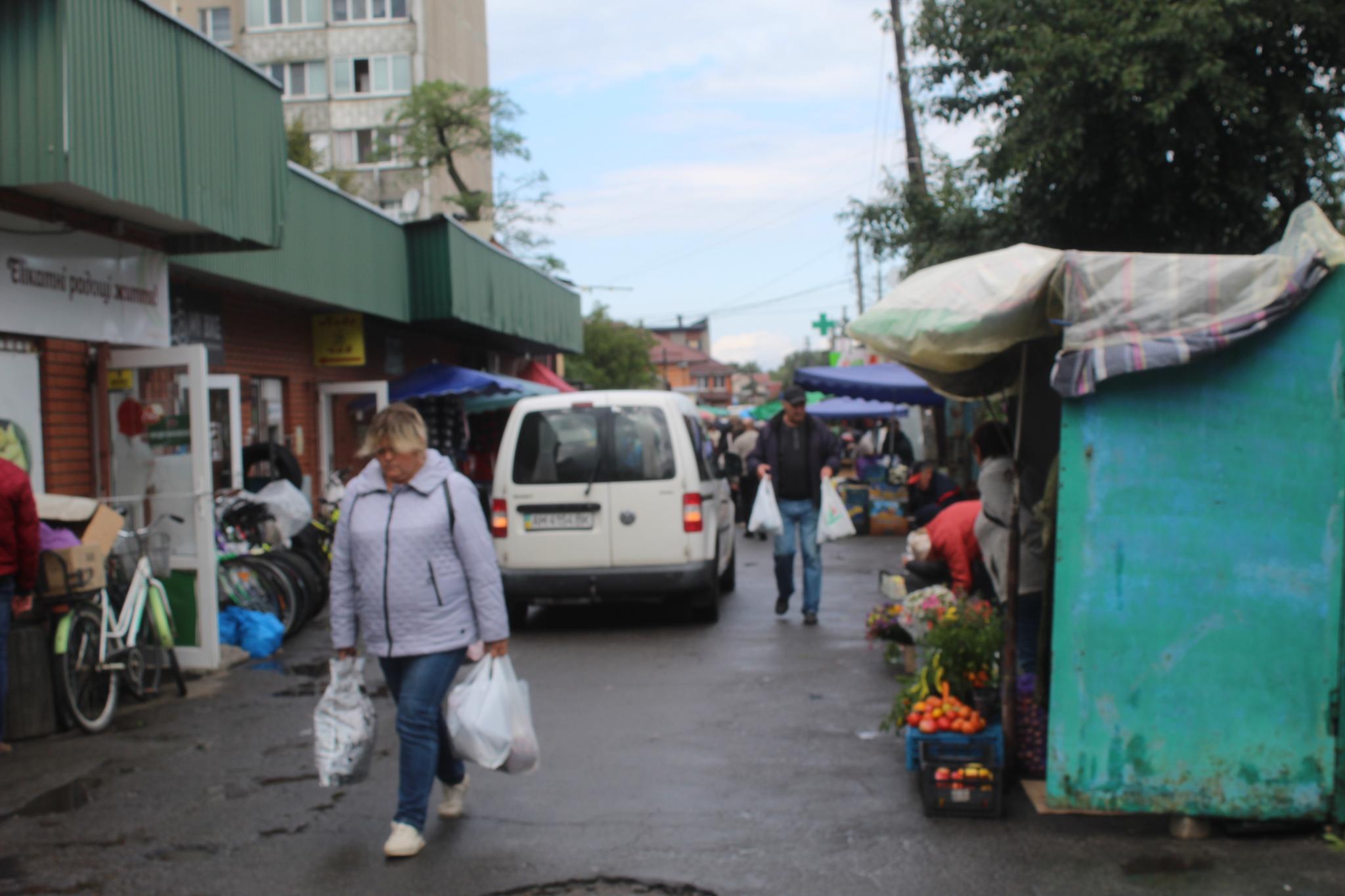 Новини Козятина - фото з Кінець місяця, в людей безгрошів’я та ще й дощ покупців розігнав