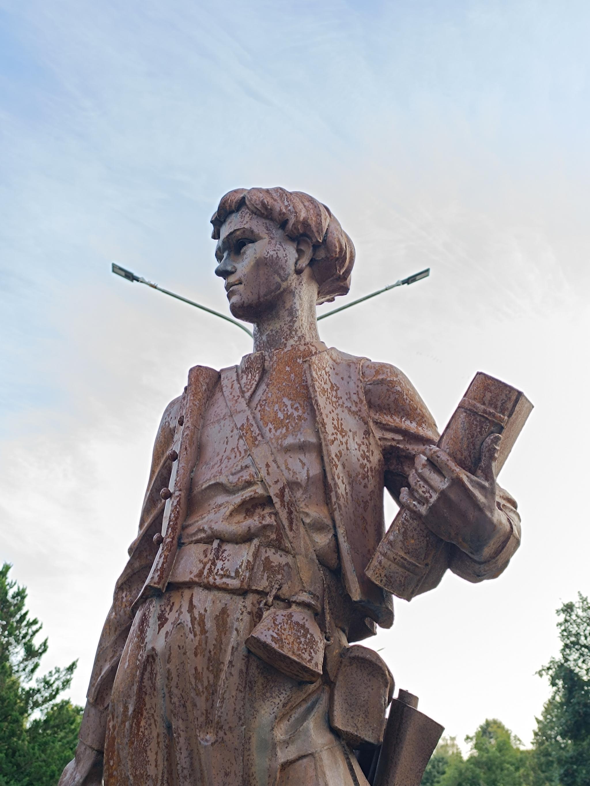 Новини Тернополя - фото з Скульптура «Джура» у парку Нацвідродження уже іржавіє та руйнується