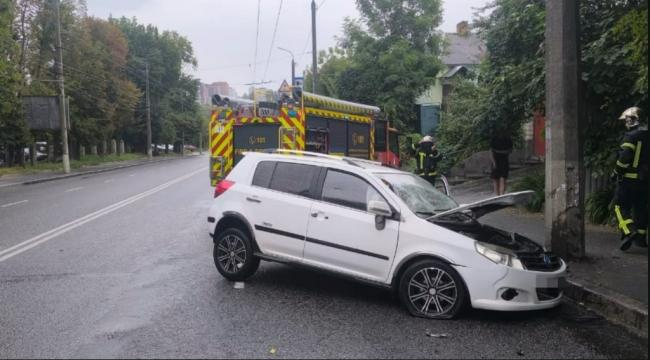 Новини Вінниці - фото з На Чорновола автомобіль Geely зніс електроопору