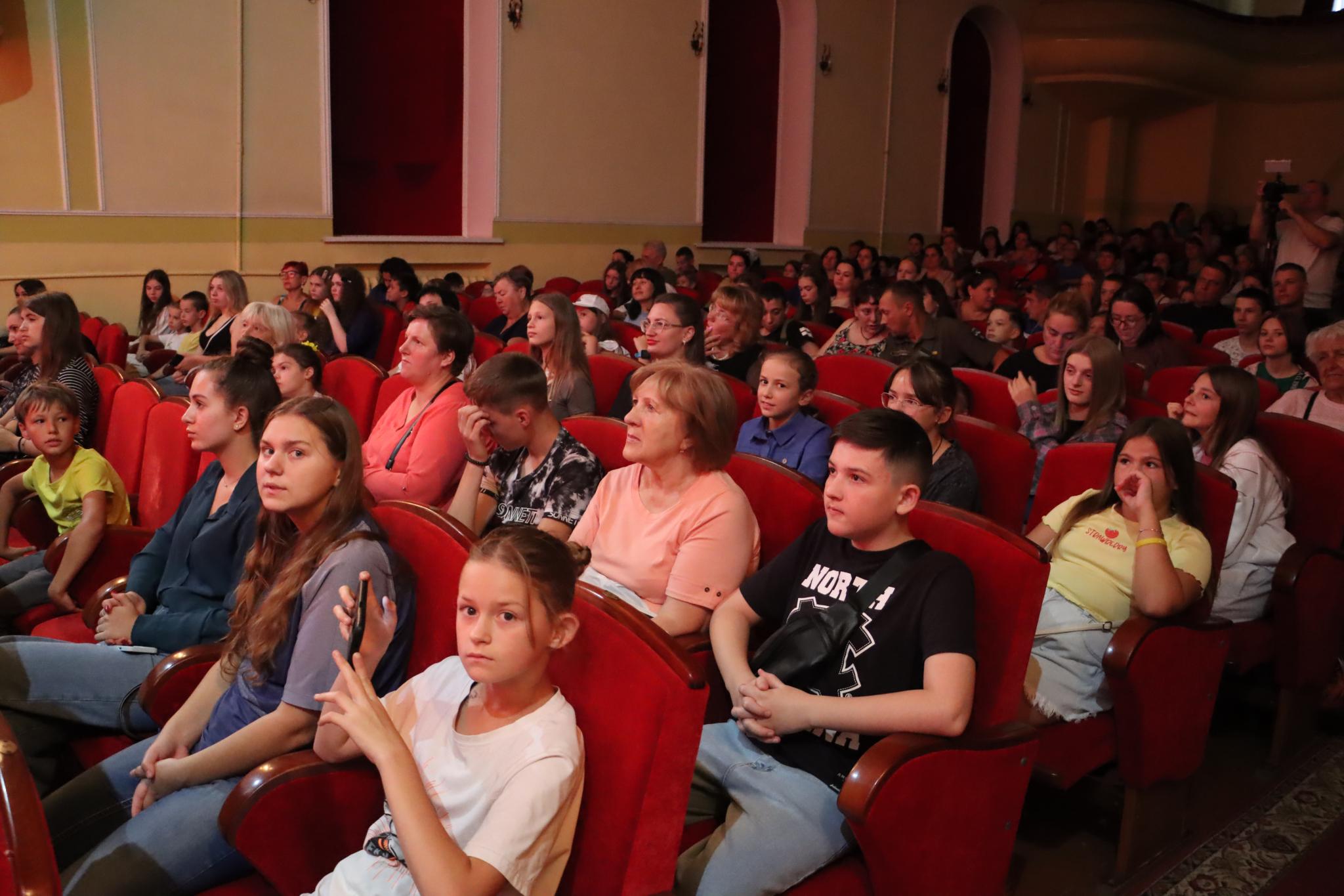 Новини Тернополя - фото з Перед початком навчального року діти з Тернопільщини отримали портфелики