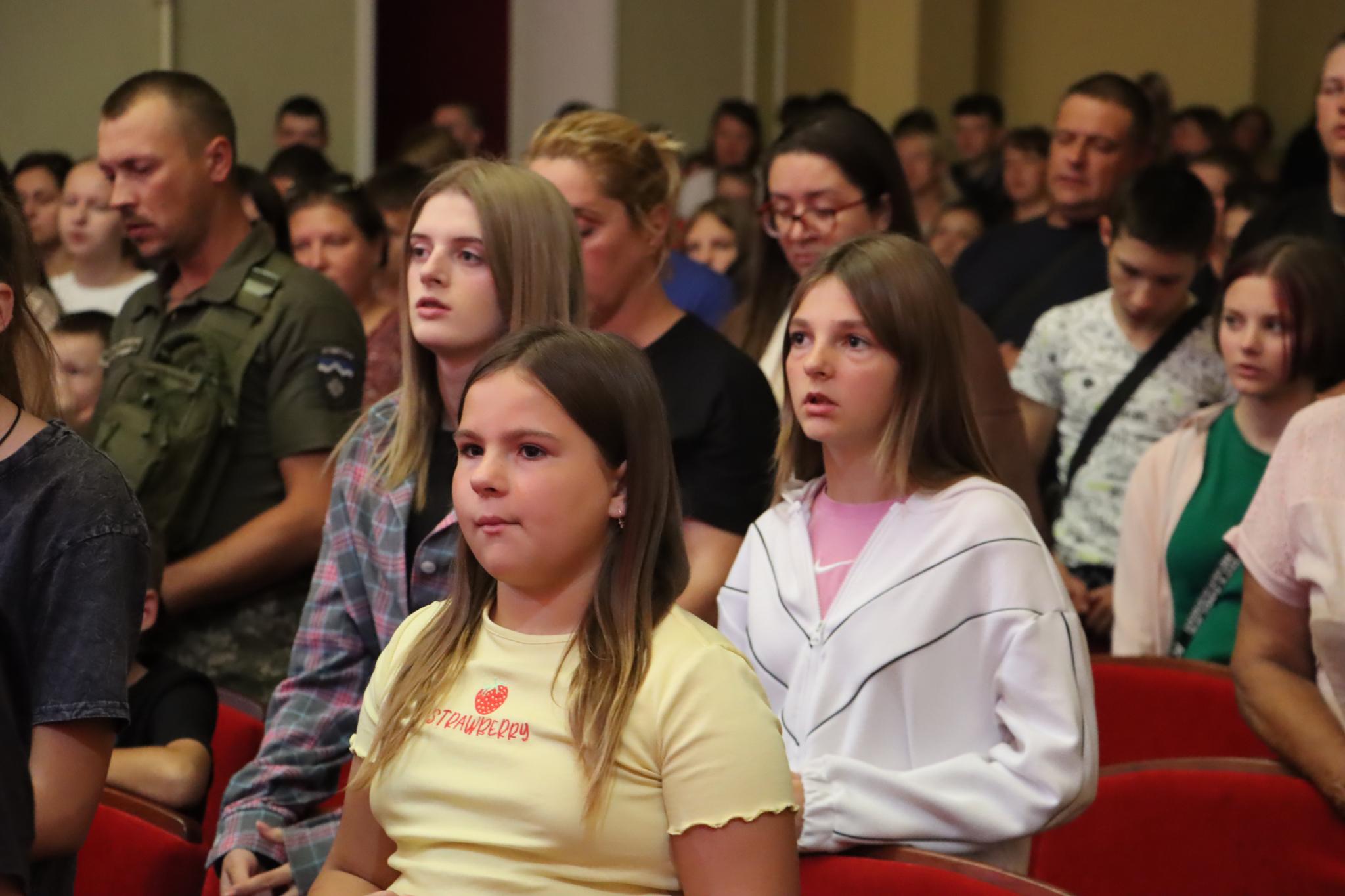 Новини Тернополя - фото з Перед початком навчального року діти з Тернопільщини отримали портфелики