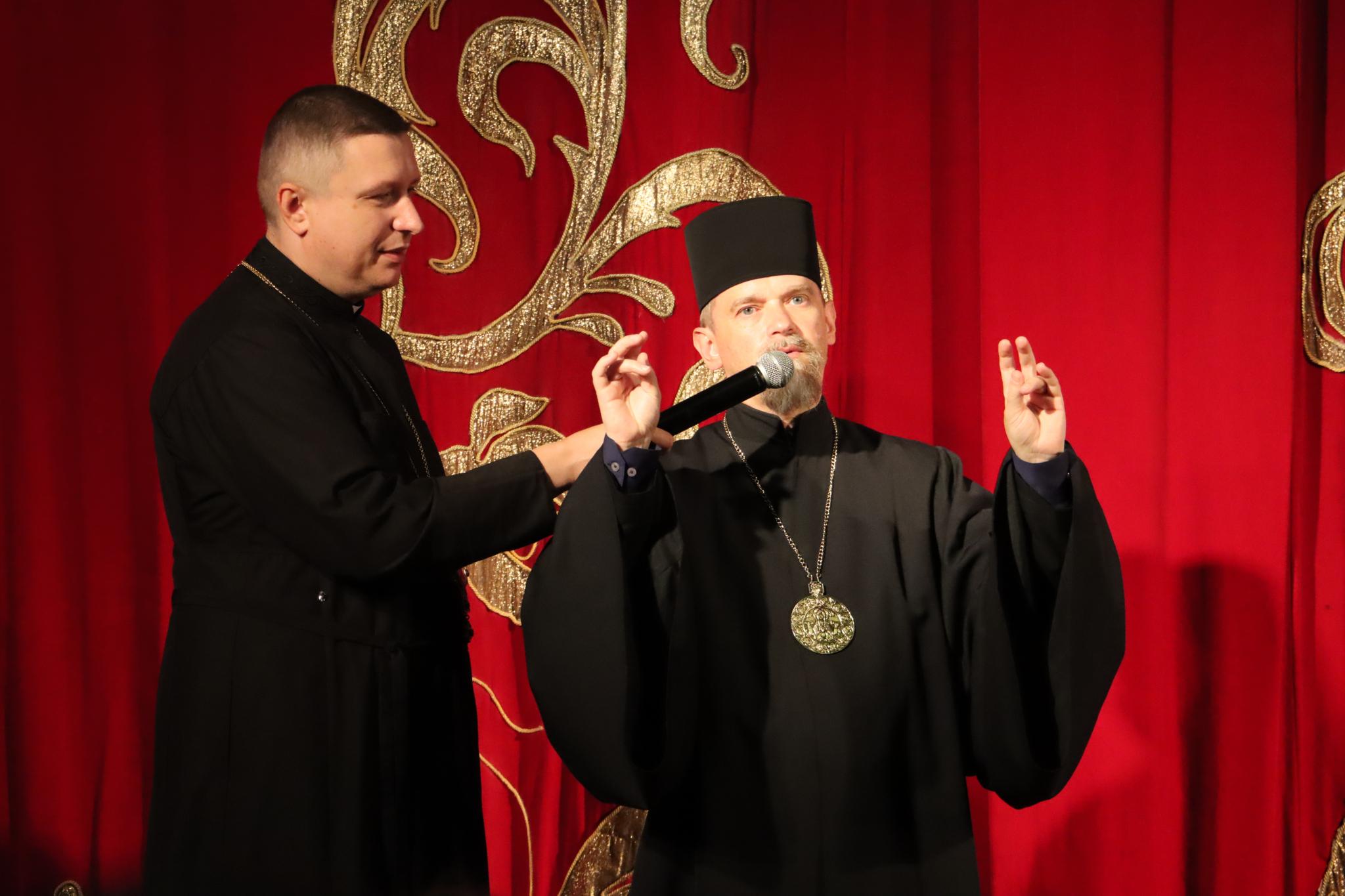 Новини Тернополя - фото з Перед початком навчального року діти з Тернопільщини отримали портфелики