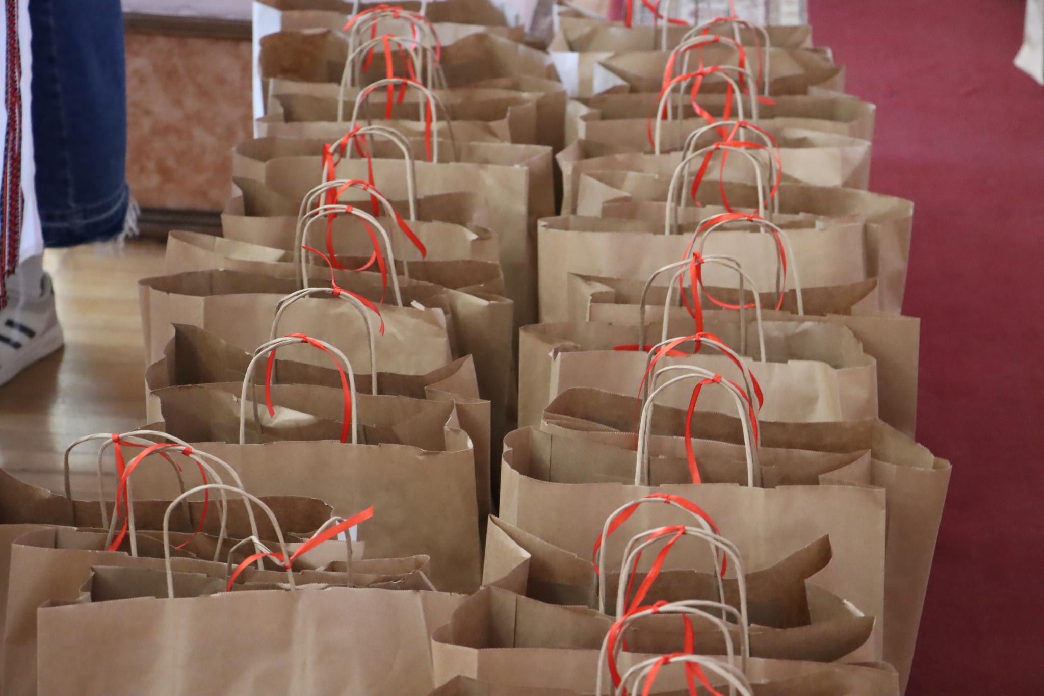 Новини Тернополя - фото з Перед початком навчального року діти з Тернопільщини отримали портфелики