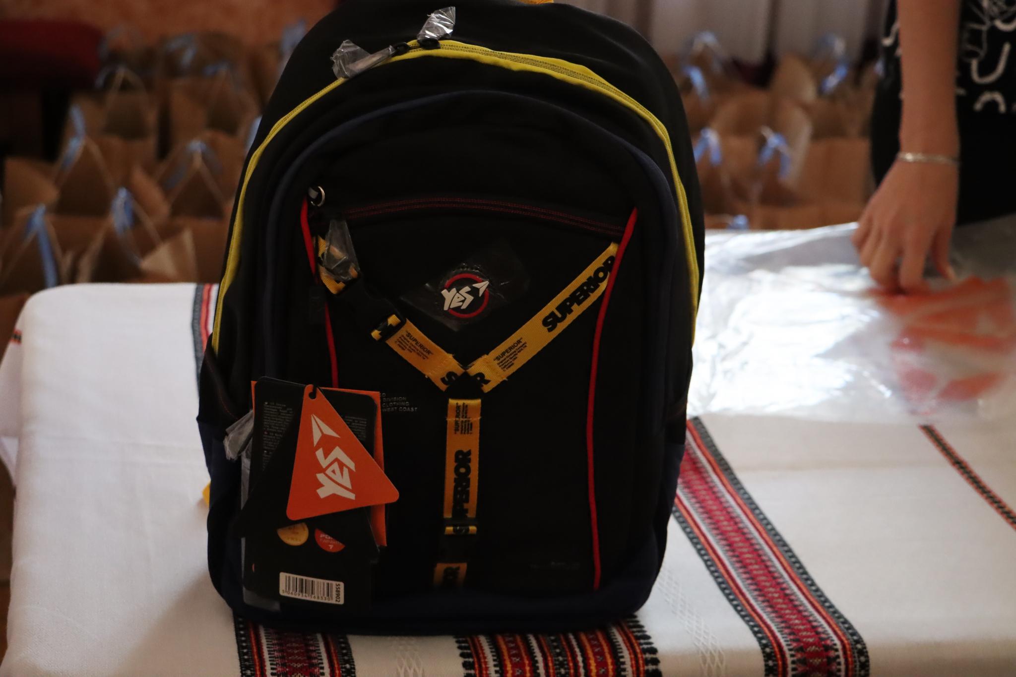 Новини Тернополя - фото з Перед початком навчального року діти з Тернопільщини отримали портфелики