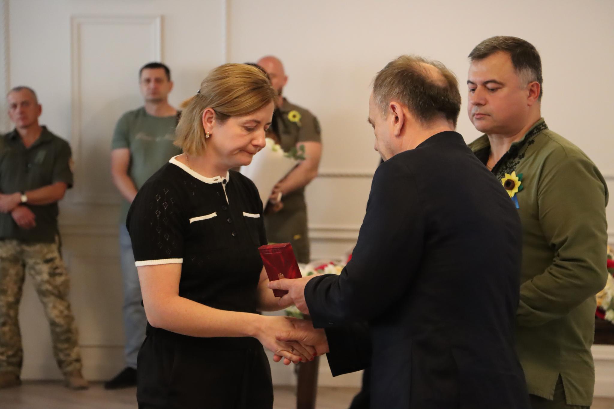 Новини Тернополя - фото з Родинам загиблих захисників вручили нагороди
