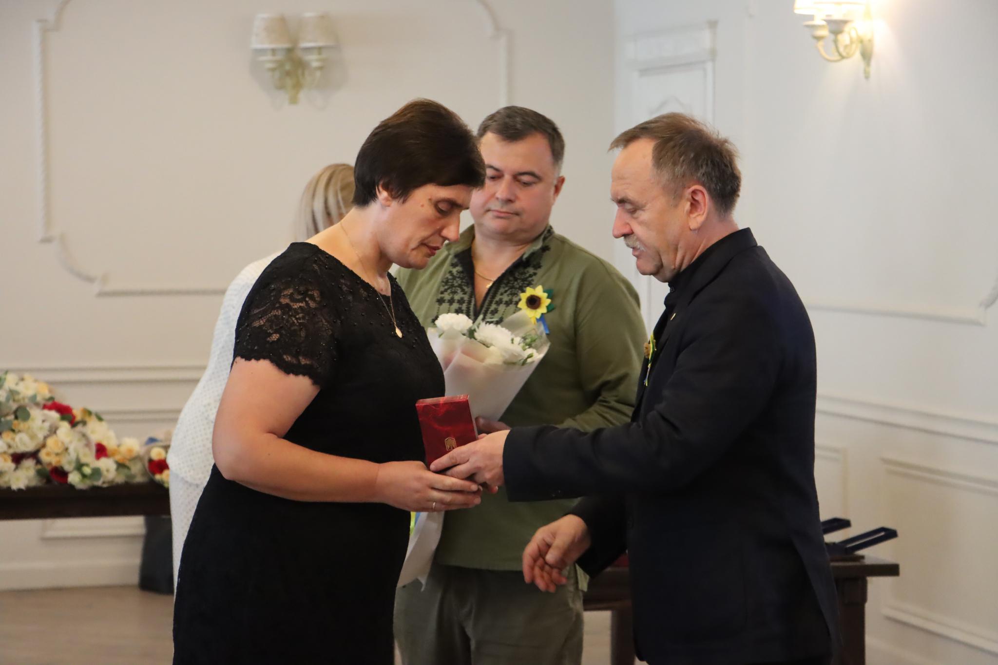 Новини Тернополя - фото з Родинам загиблих захисників вручили нагороди