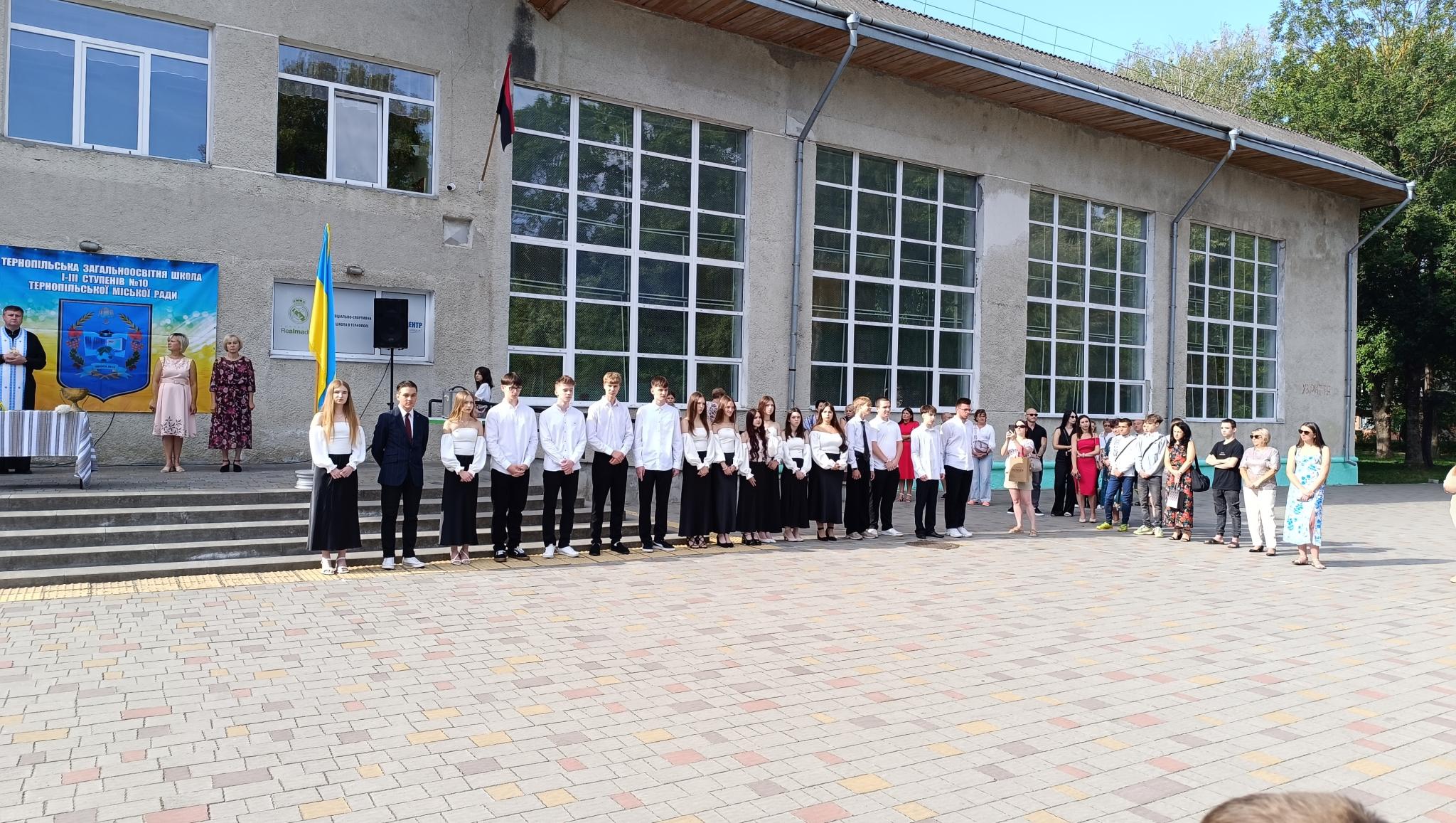 Новини Тернополя - фото з Перший дзвоник пролунав у Тернопільській школі номер 10