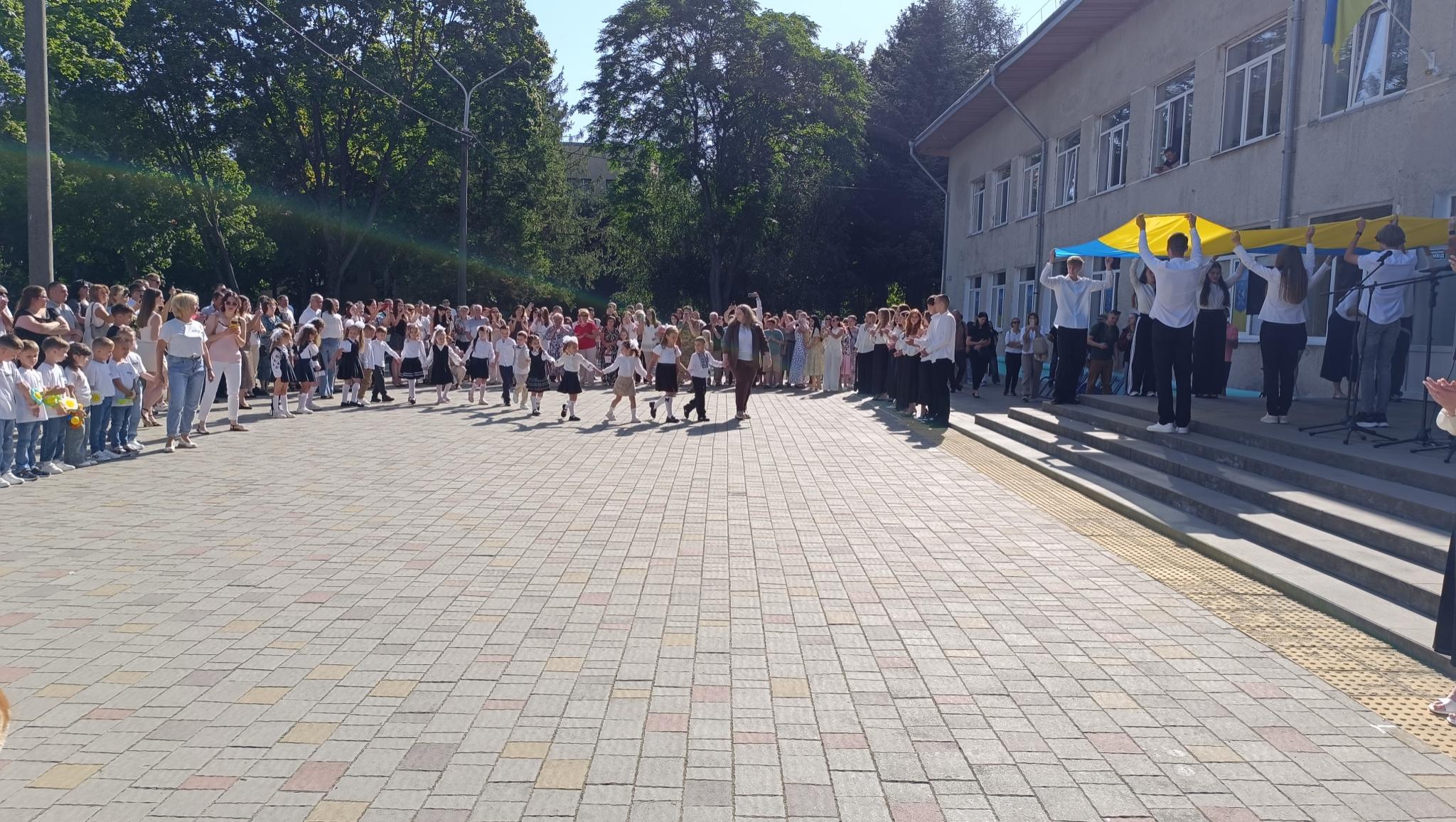 Новини Тернополя - фото з Перший дзвоник пролунав у Тернопільській школі номер 10