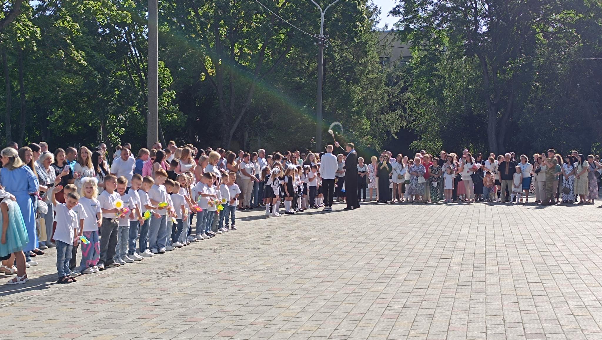 Новини Тернополя - фото з Перший дзвоник пролунав у Тернопільській школі номер 10