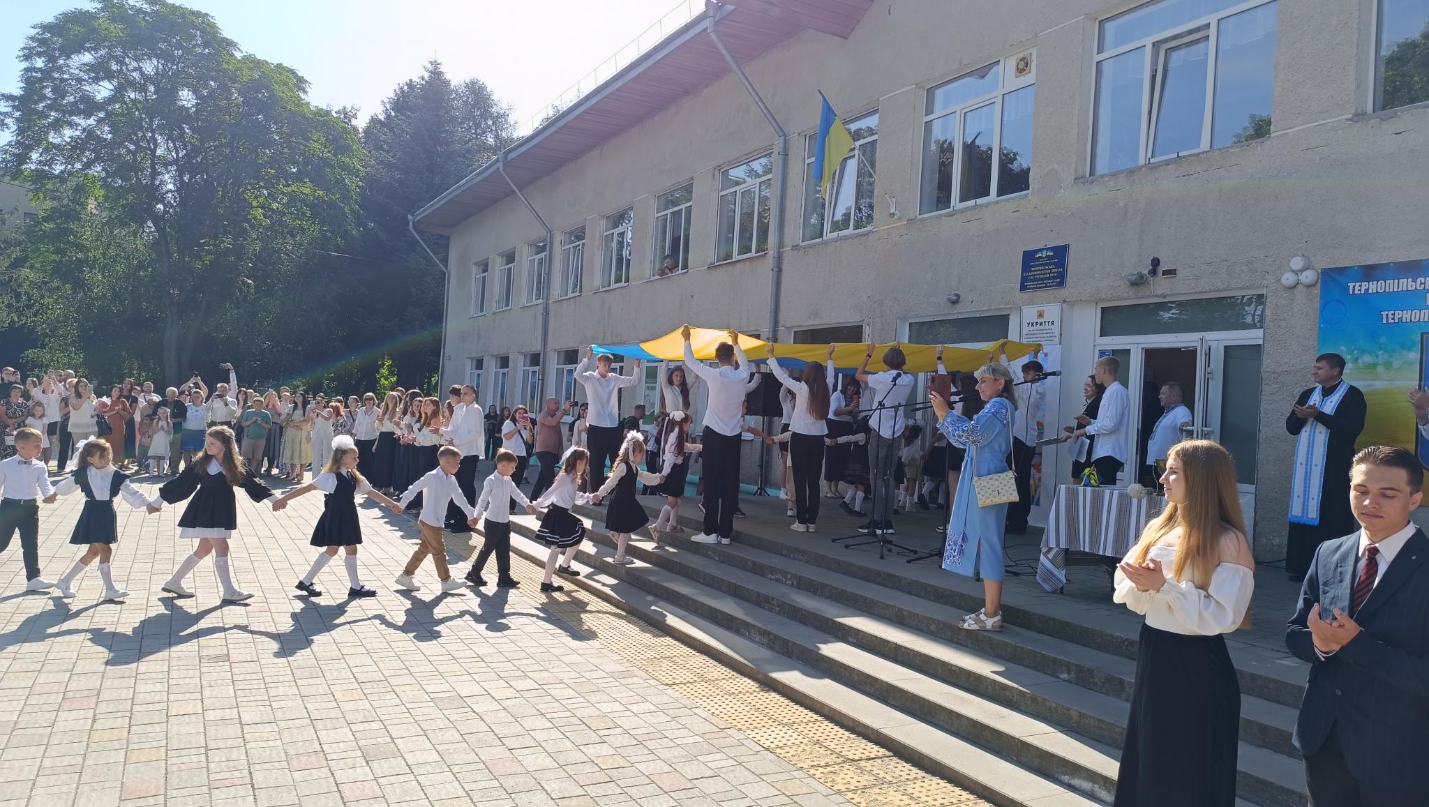 Новини Тернополя - фото з Перший дзвоник пролунав у Тернопільській школі номер 10