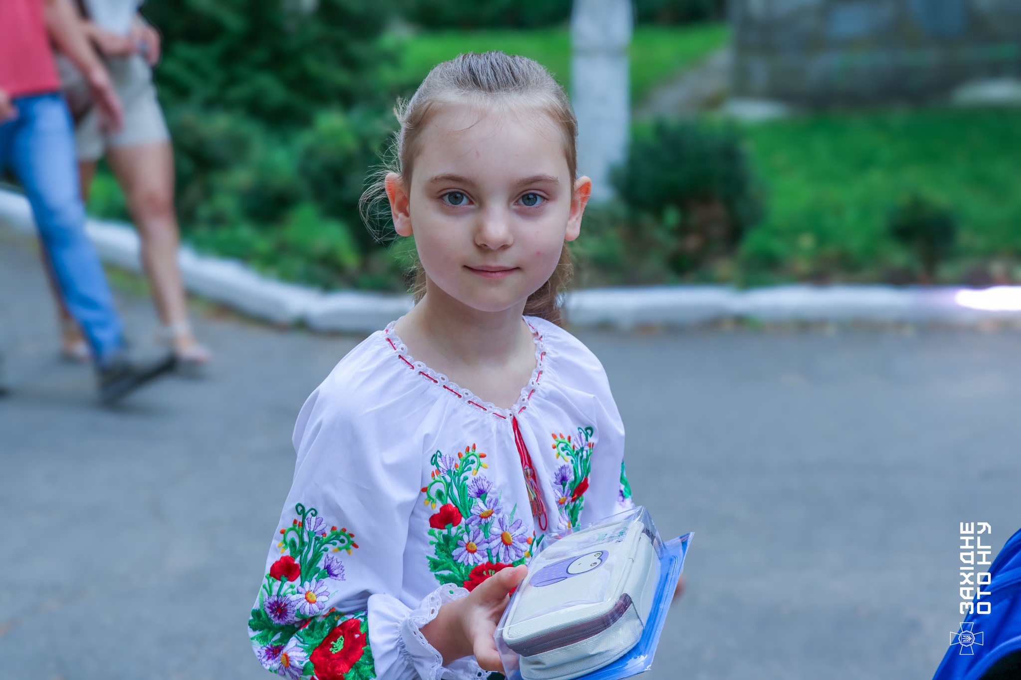 Новини Вінниці - фото з Поки тато в полоні: гвардійці провели в школу доньку побратима, а подарунки вручили не тільки їй одній