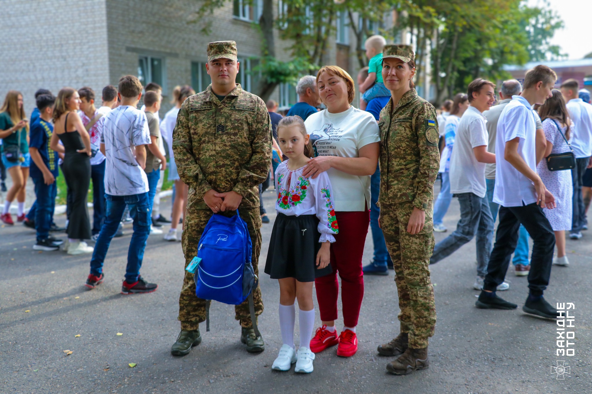 Новини Вінниці - фото з Поки тато в полоні: гвардійці провели в школу доньку побратима, а подарунки вручили не тільки їй одній