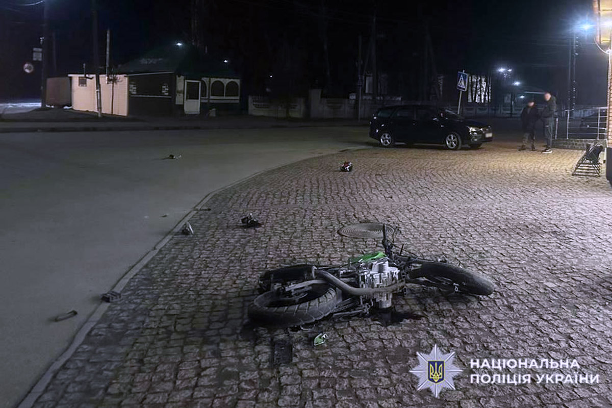 Новини Хмельницького - фото з У Полонному 15-річний мотоцикліст вʼїхав в автівку: підлітка госпіталізували