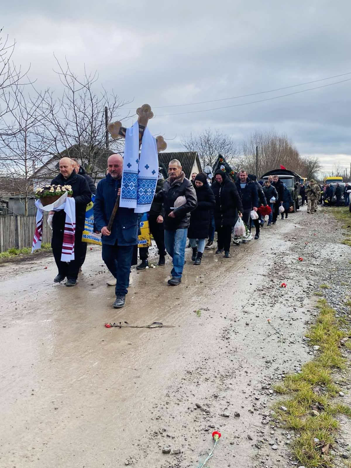 Новини Хмельницького - фото з На Хмельниччині попрощалися із загиблим захисником Віталієм Опаріним На Хмельниччині попрощалися із загиблим захисником Віталієм Опаріним