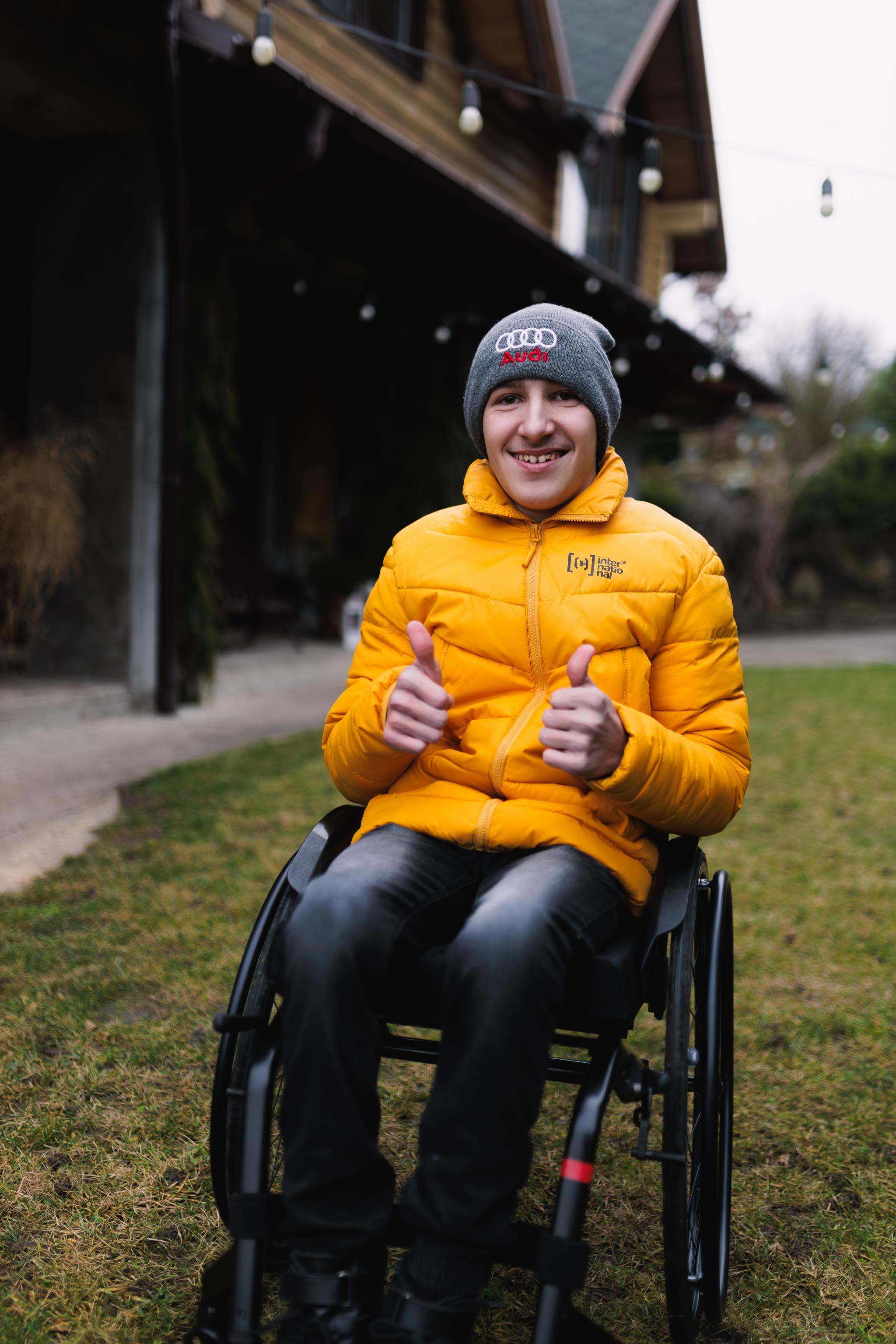 Створює картини з алмазної мозаїки та допомагає ЗСУ: історія 16-річного Олександра з Чорткова