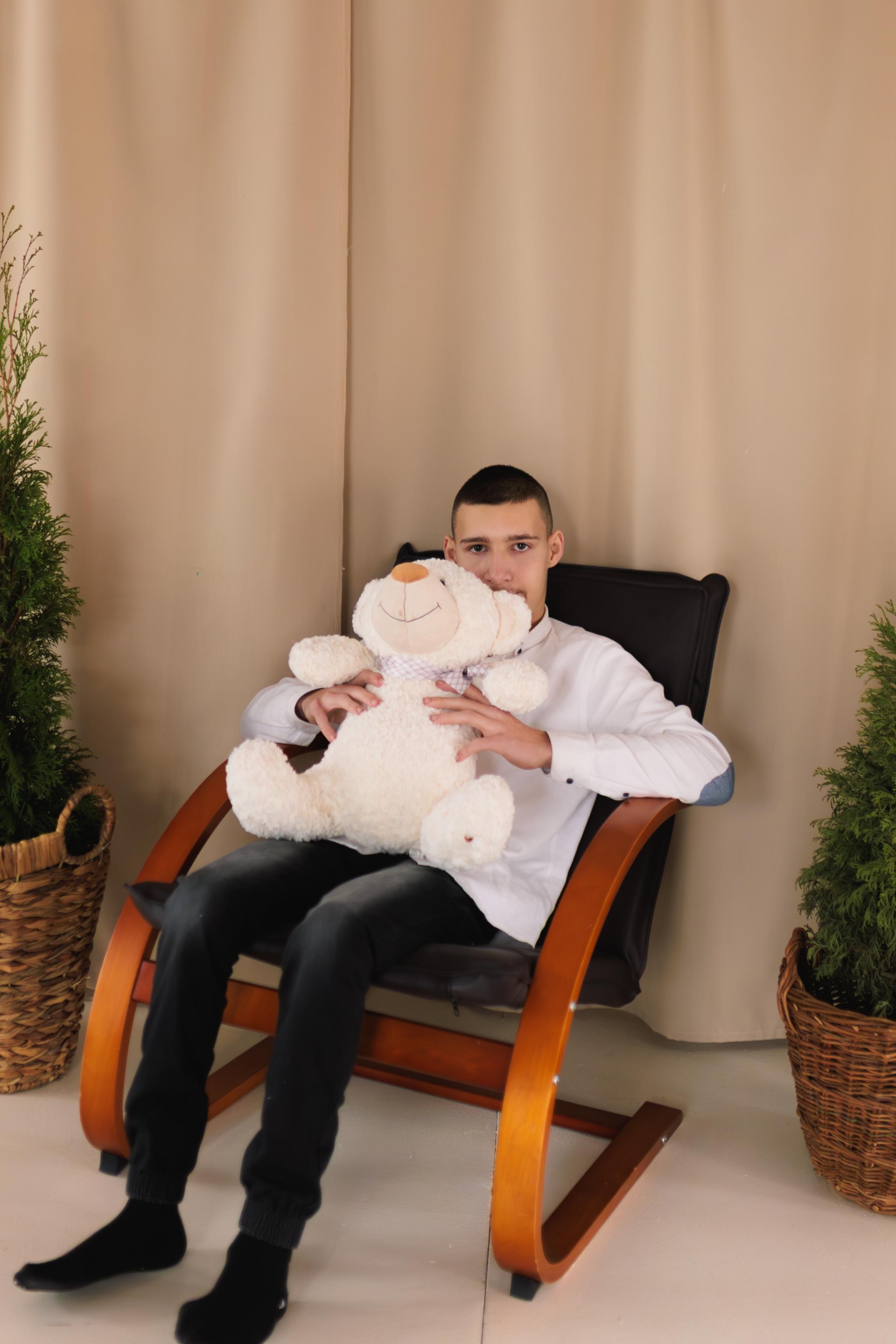 Створює картини з алмазної мозаїки та допомагає ЗСУ: історія 16-річного Олександра з Чорткова