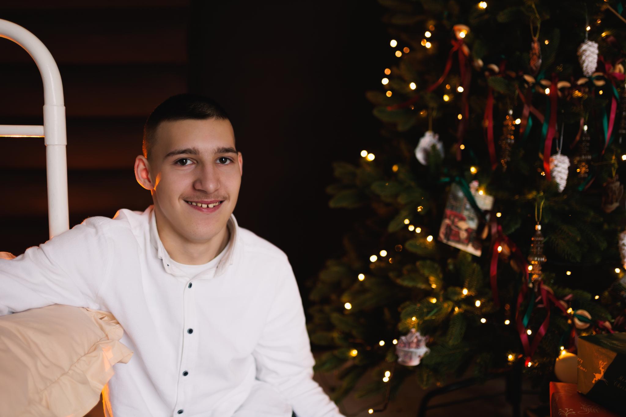 Створює картини з алмазної мозаїки та допомагає ЗСУ: історія 16-річного Олександра з Чорткова