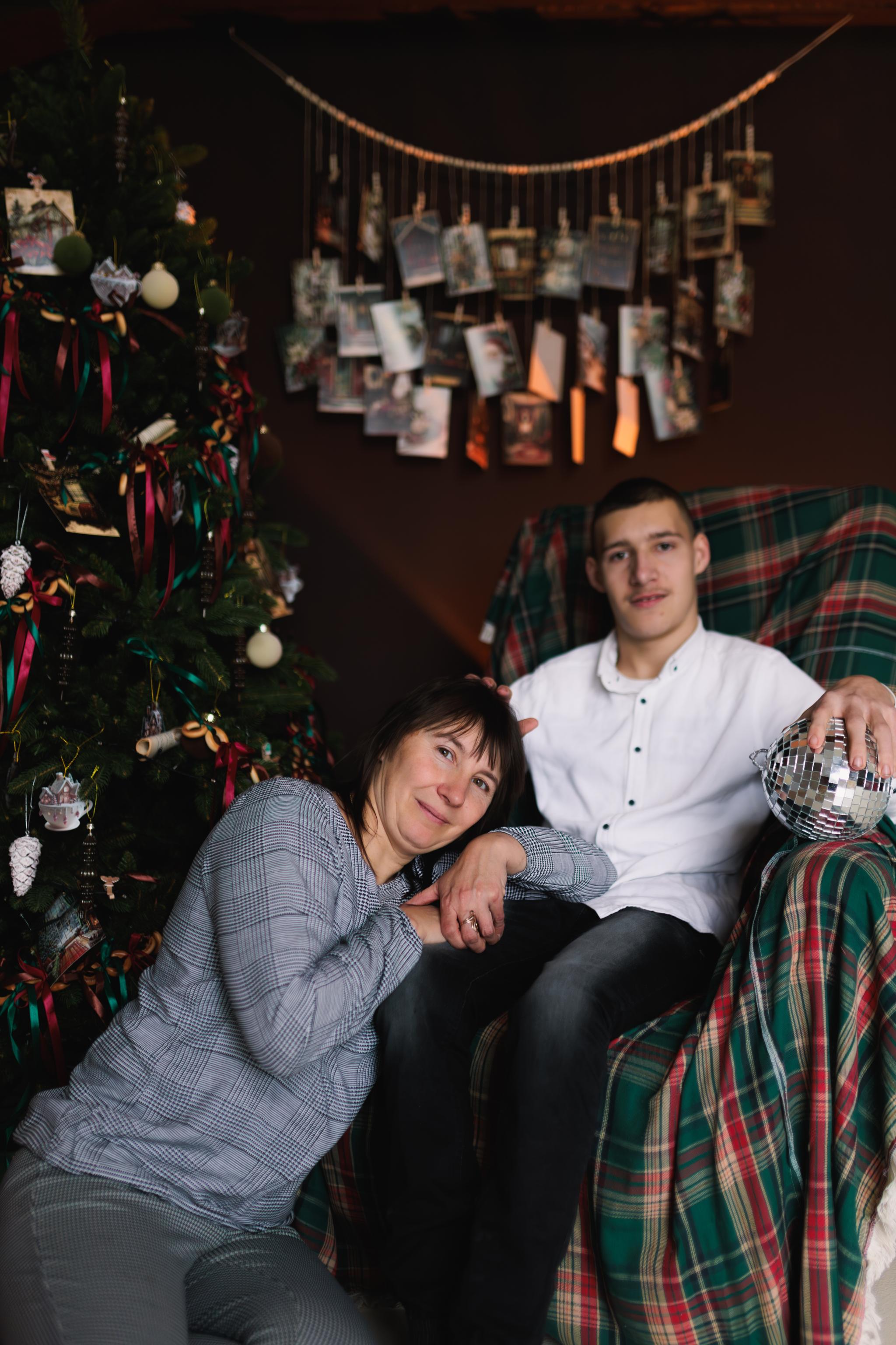 Створює картини з алмазної мозаїки та допомагає ЗСУ: історія 16-річного Олександра з Чорткова