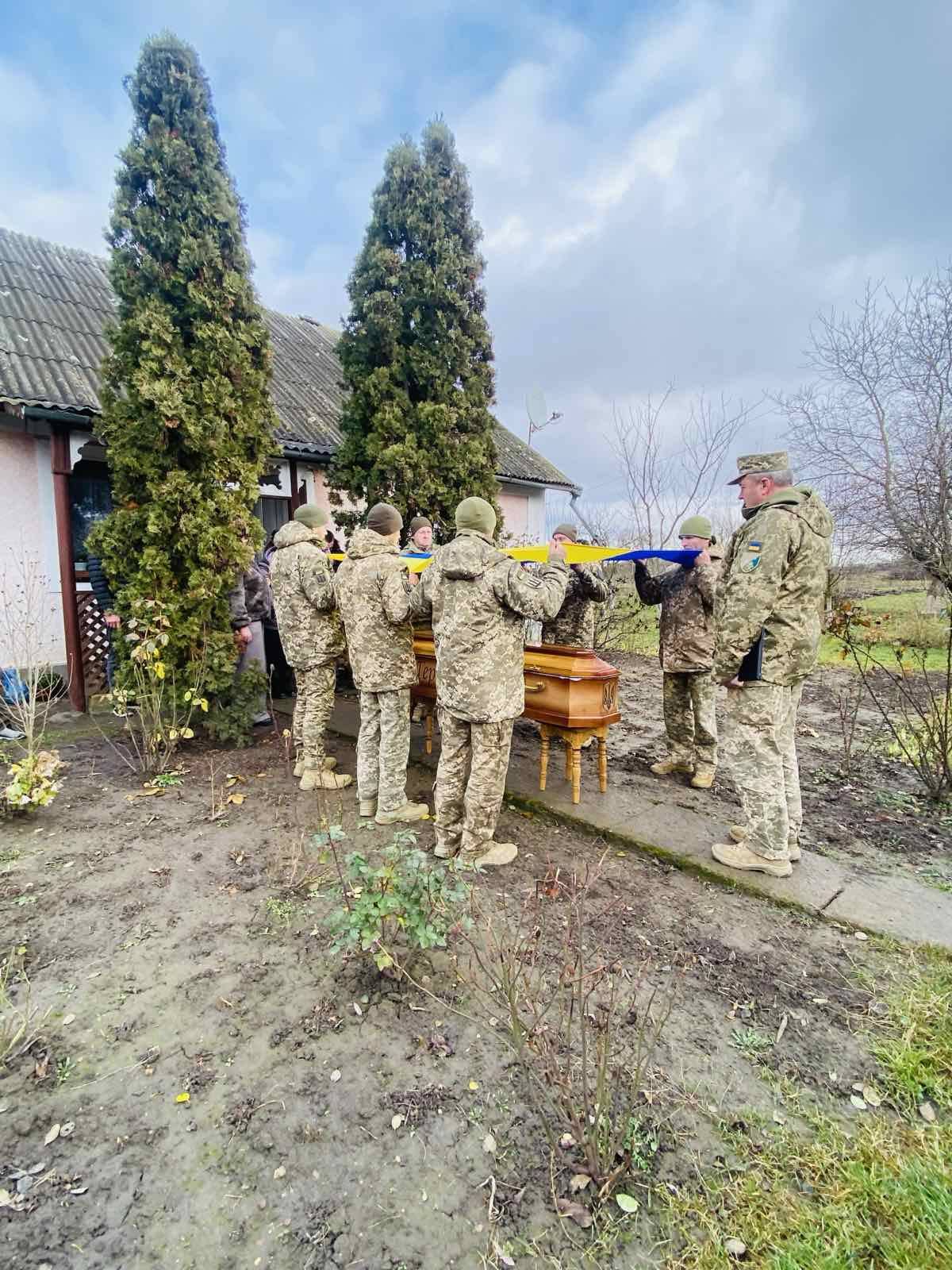 Новини Хмельницького - фото з На Хмельниччині попрощалися із загиблим захисником Віталієм Опаріним На Хмельниччині попрощалися із загиблим захисником Віталієм Опаріним