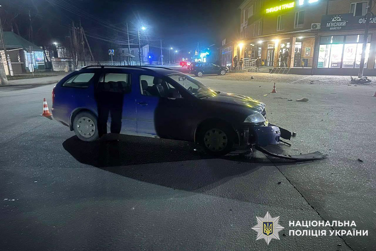 Новини Хмельницького - фото з У Полонному 15-річний мотоцикліст вʼїхав в автівку: підлітка госпіталізували