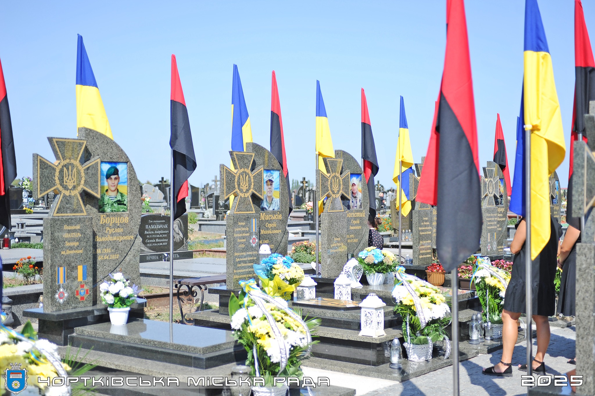 Новини Тернополя - фото з Митрополит Епіфаній у Чорткові освятив пам'ятні знаки загиблих воїнів