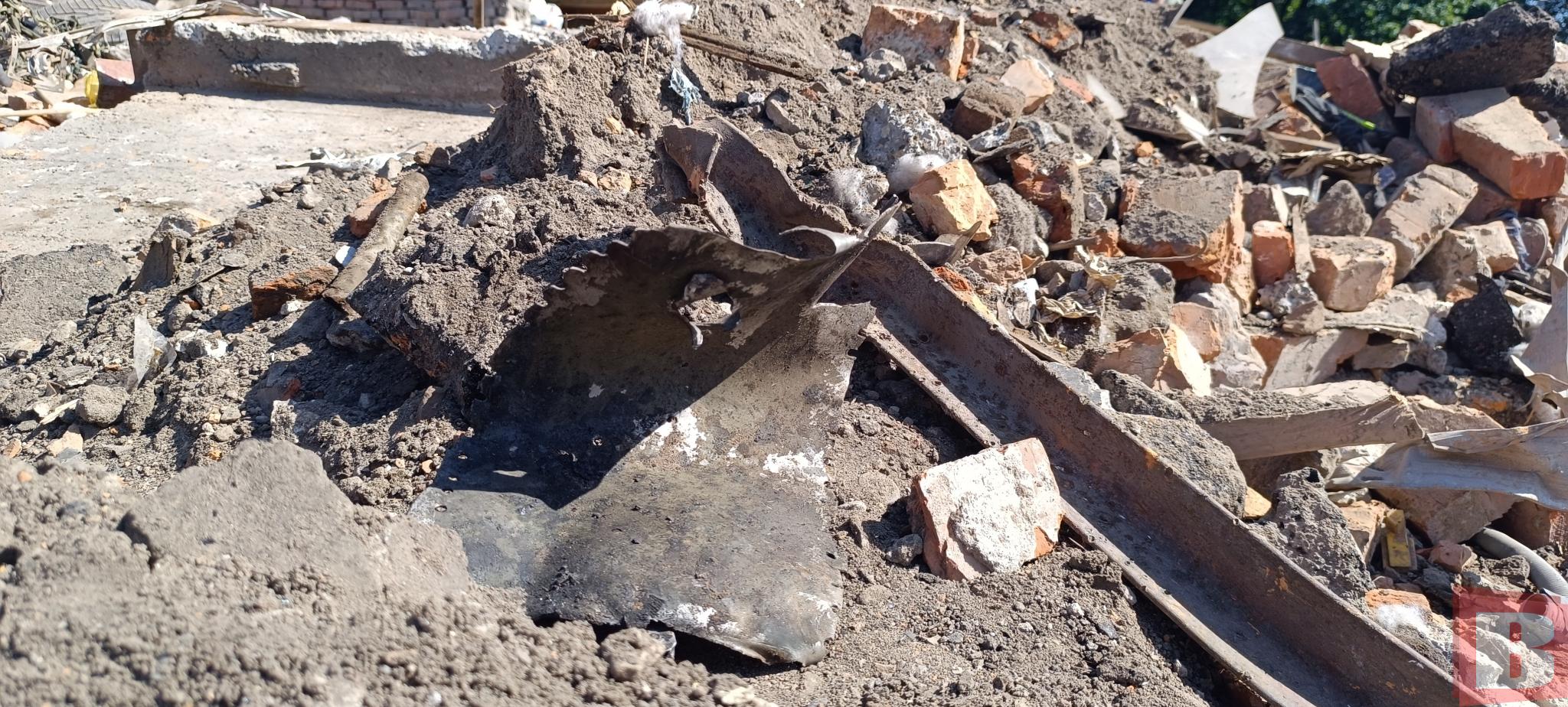 Новини Хмельницького - фото з «Яму бачите? Це мій гараж був»: хмельничани показують наслідки обстрілу (РЕПОРТАЖ)