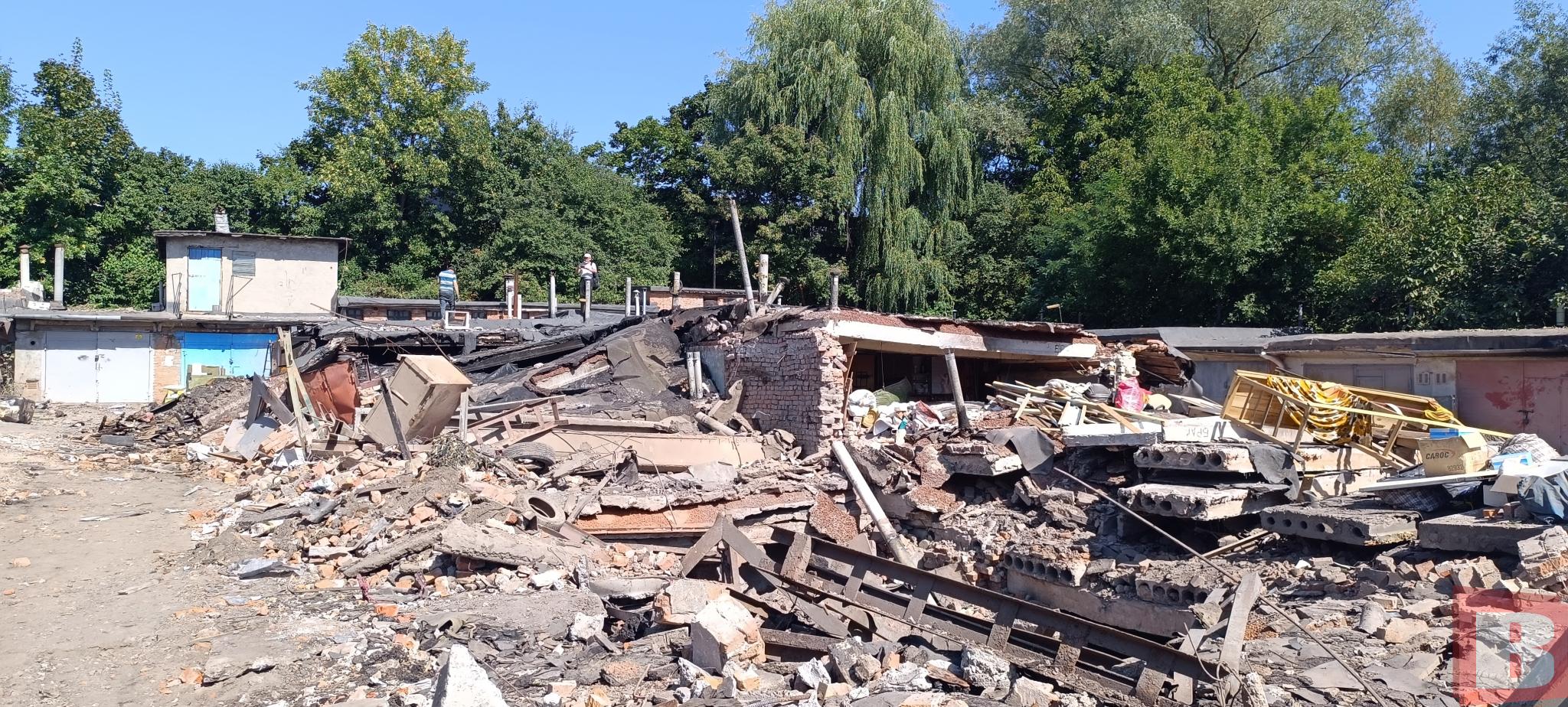 Новини Хмельницького - фото з «Яму бачите? Це мій гараж був»: хмельничани показують наслідки обстрілу (РЕПОРТАЖ)