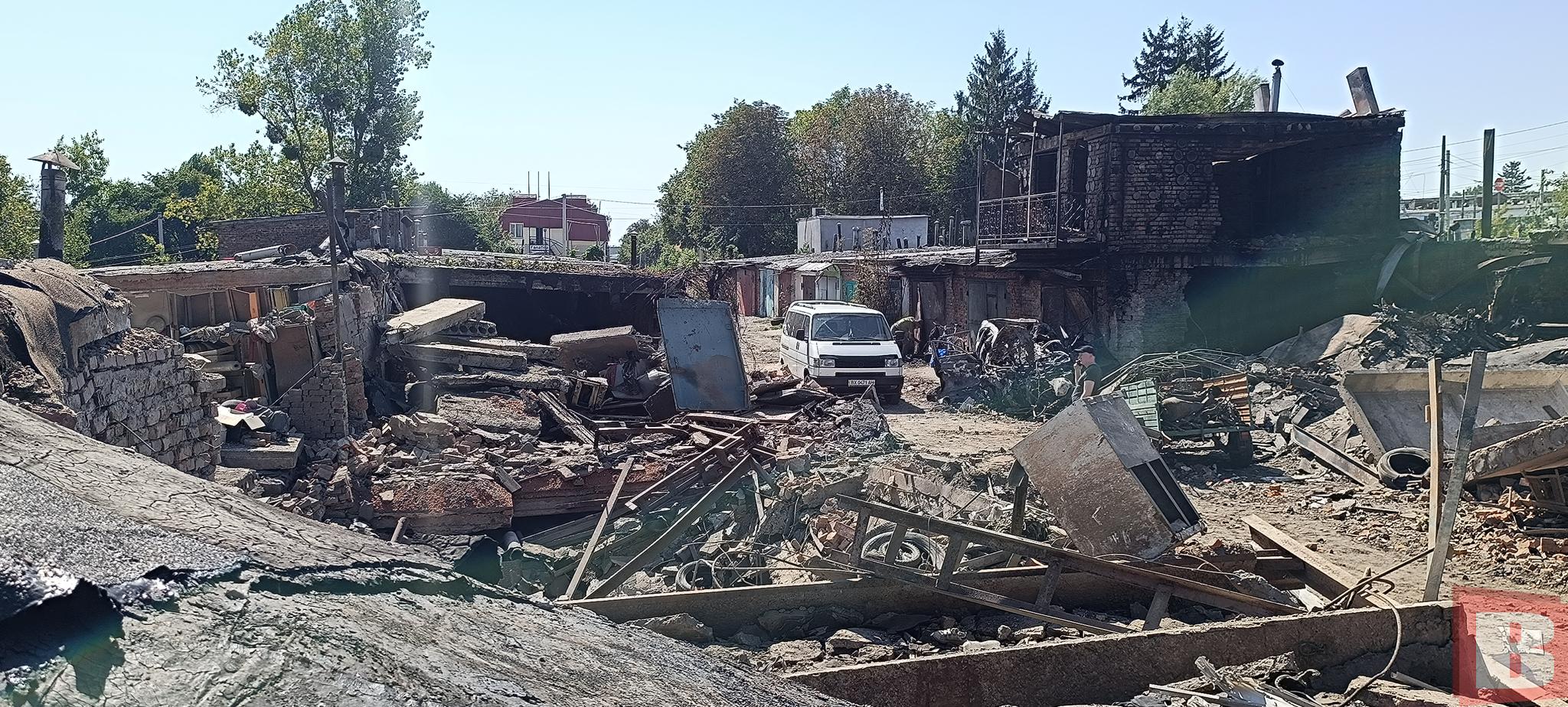 Новини Хмельницького - фото з «Яму бачите? Це мій гараж був»: хмельничани показують наслідки обстрілу (РЕПОРТАЖ)