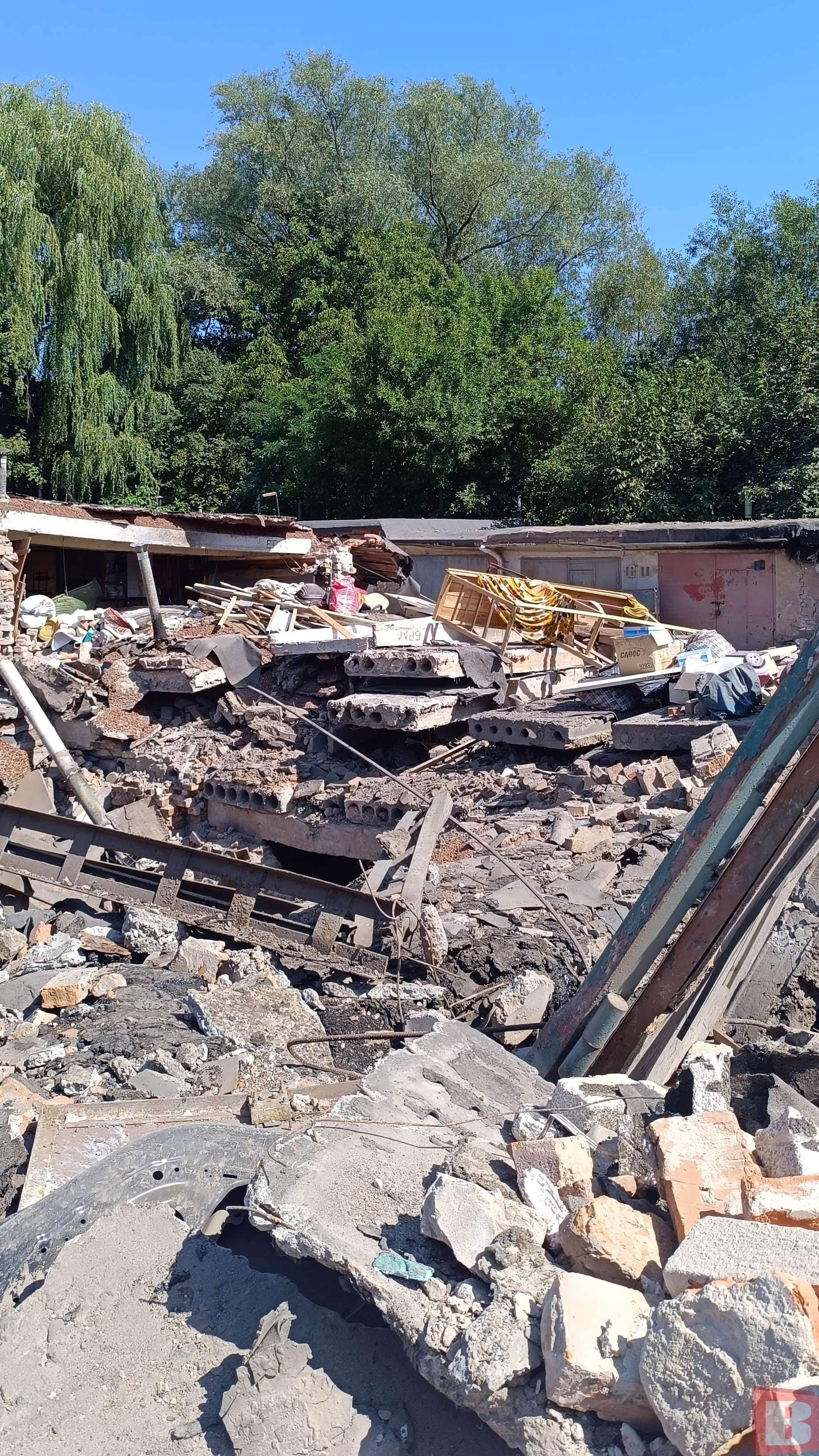 Новини Хмельницького - фото з «Яму бачите? Це мій гараж був»: хмельничани показують наслідки обстрілу (РЕПОРТАЖ)