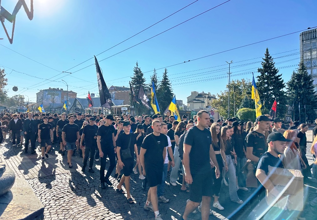 Новини Вінниці - фото з З великим прапором та синьо-жовтим димом відбулась хода в пам'ять про загиблих розвідників