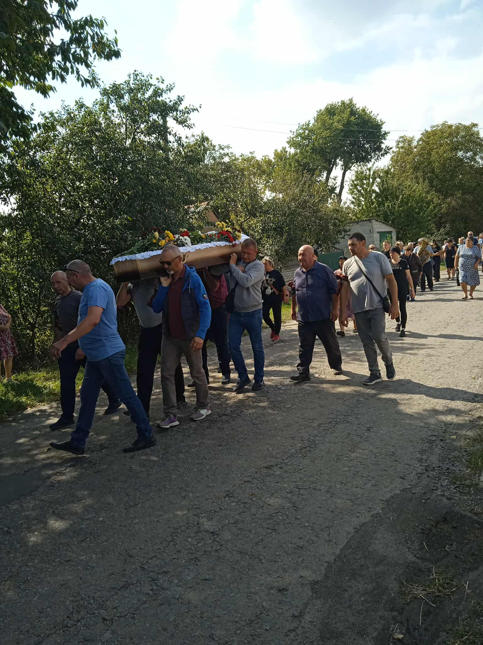 Новини Козятина - фото з Від будинку до цвинтаря співали пісні, поховали Володимира під пісню Яворина