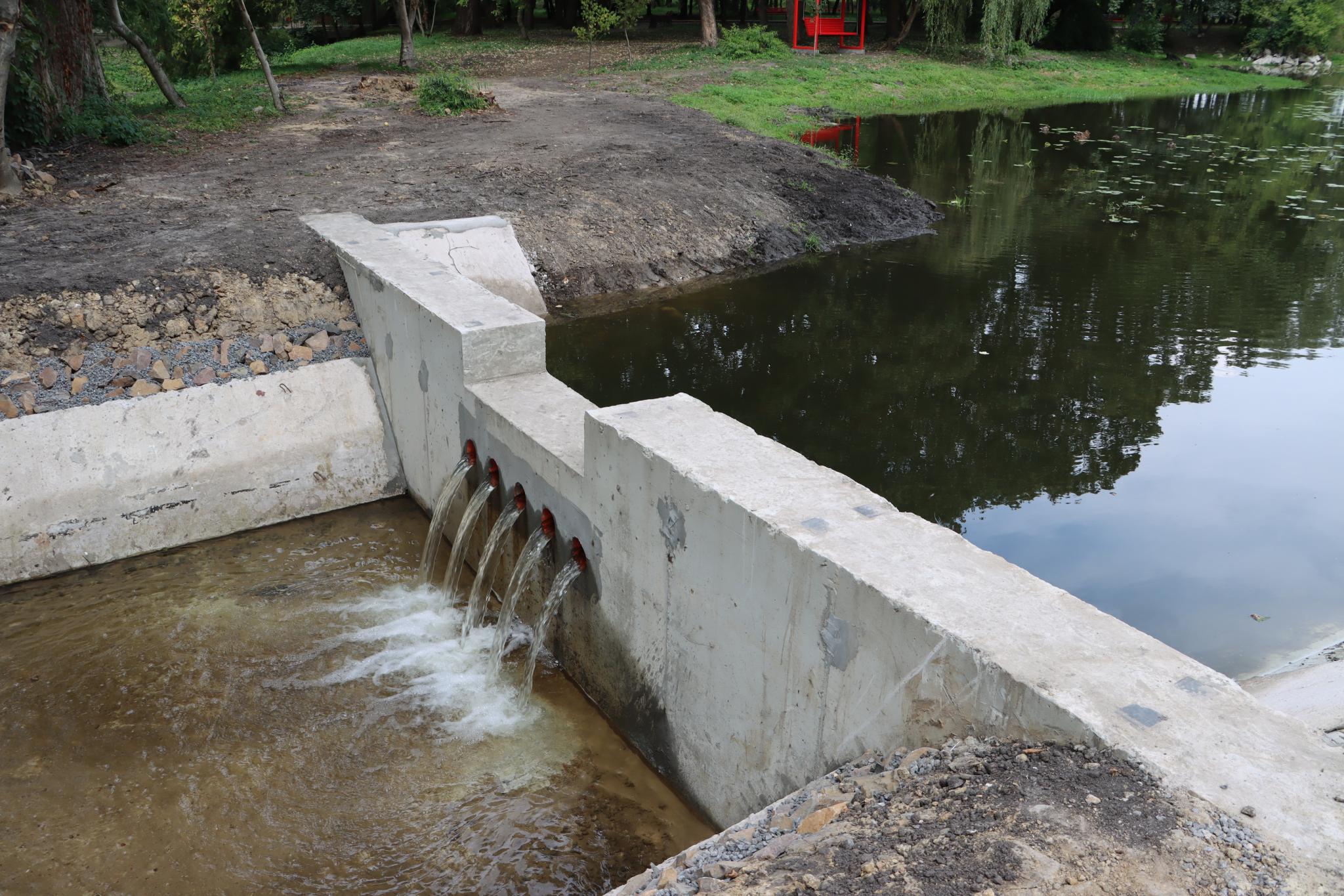 Новини Тернополя - фото з У парку «Сопільче» збудували нову підпірну стіну на водоймі