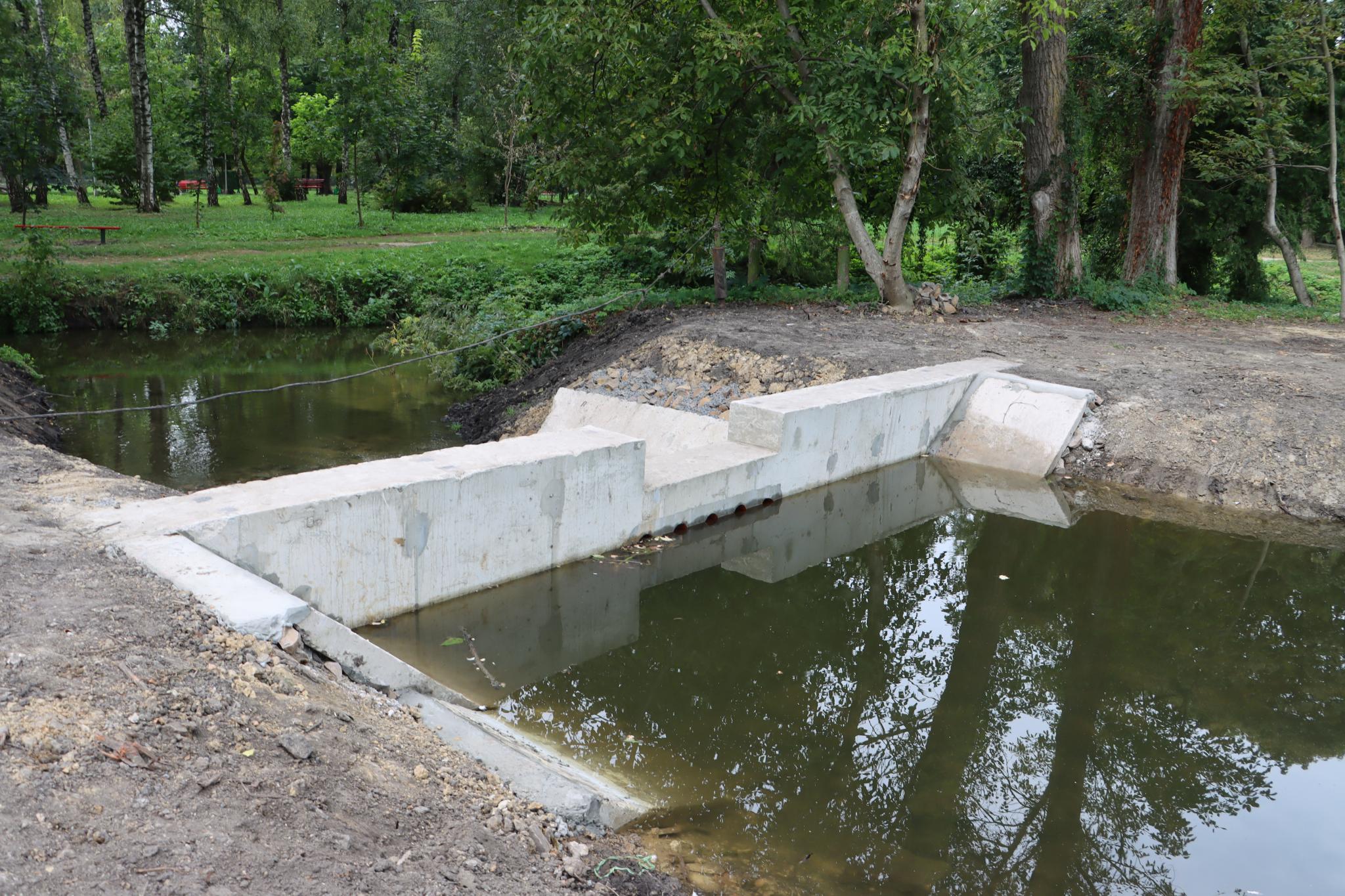 Новини Тернополя - фото з У парку «Сопільче» збудували нову підпірну стіну на водоймі