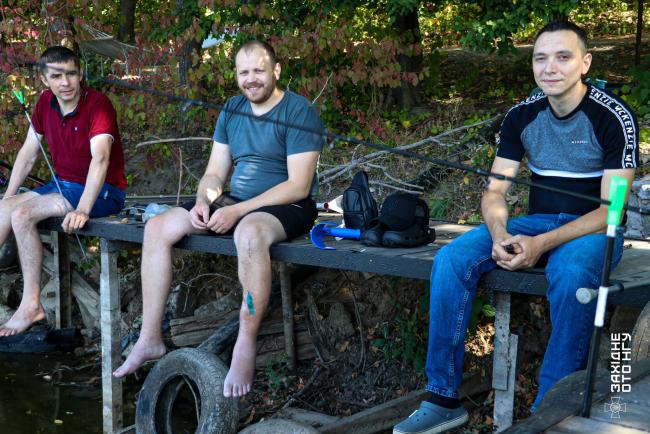 Новини Вінниці - фото з «Тут ми відчуваємо спокій»: у Вінниці поранені гвардійці рибалили та відпочивали на природі